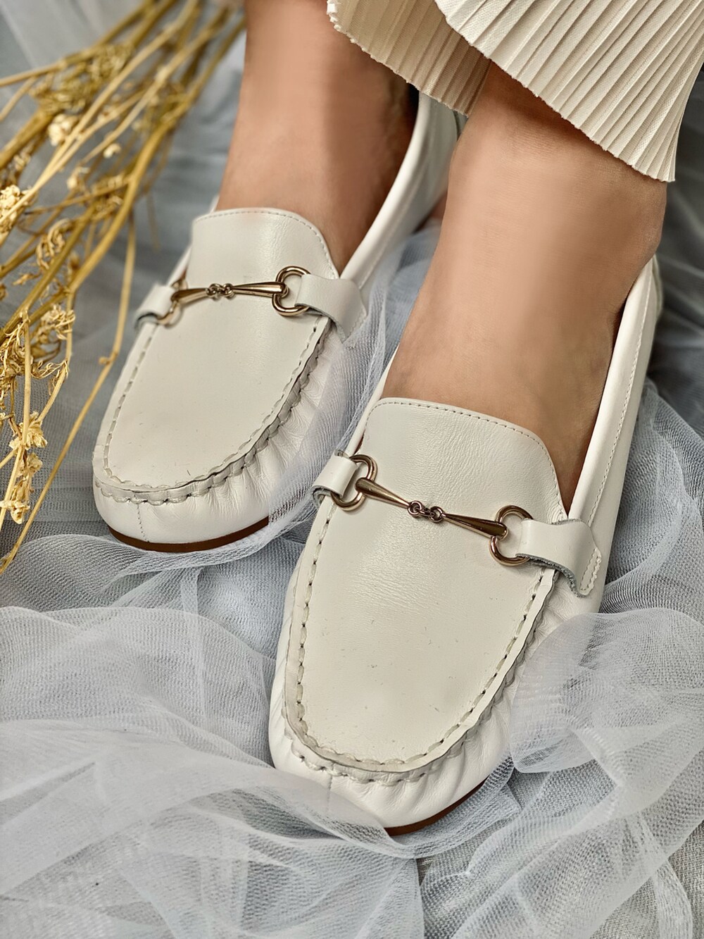 グリーン系のワンピース、ホワイト系のシャツ/ブラウス、その他のハンドバッグを着用したレディースの春コーディネートの4枚目の写真