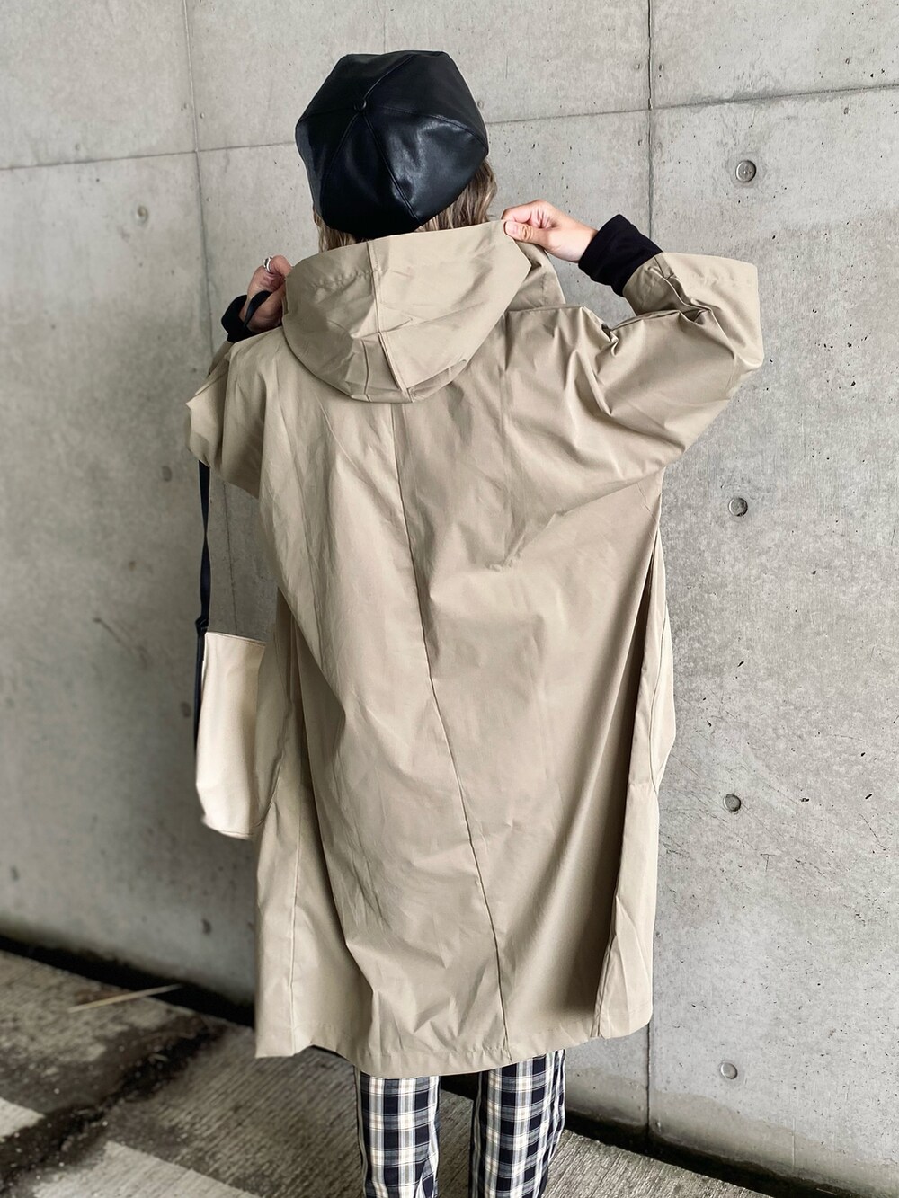 「カーディガン、ビッグシルエット、トレンチコート、ベレー帽、ショルダーバッグ、パーカー、チェックパンツ、ウィッグ、ジャックパーセル、メガネ女子、着回しコーデ、agnes b.、大人かわいい、秋コーデ、チェック柄に恋してる」|「RUUXのオーバーサイズ 大きいポケット コート(モッズコート、ベージュ系)」を使った、IMOKOさん(レディース・170cm)の秋コーディネートの3枚目の写真