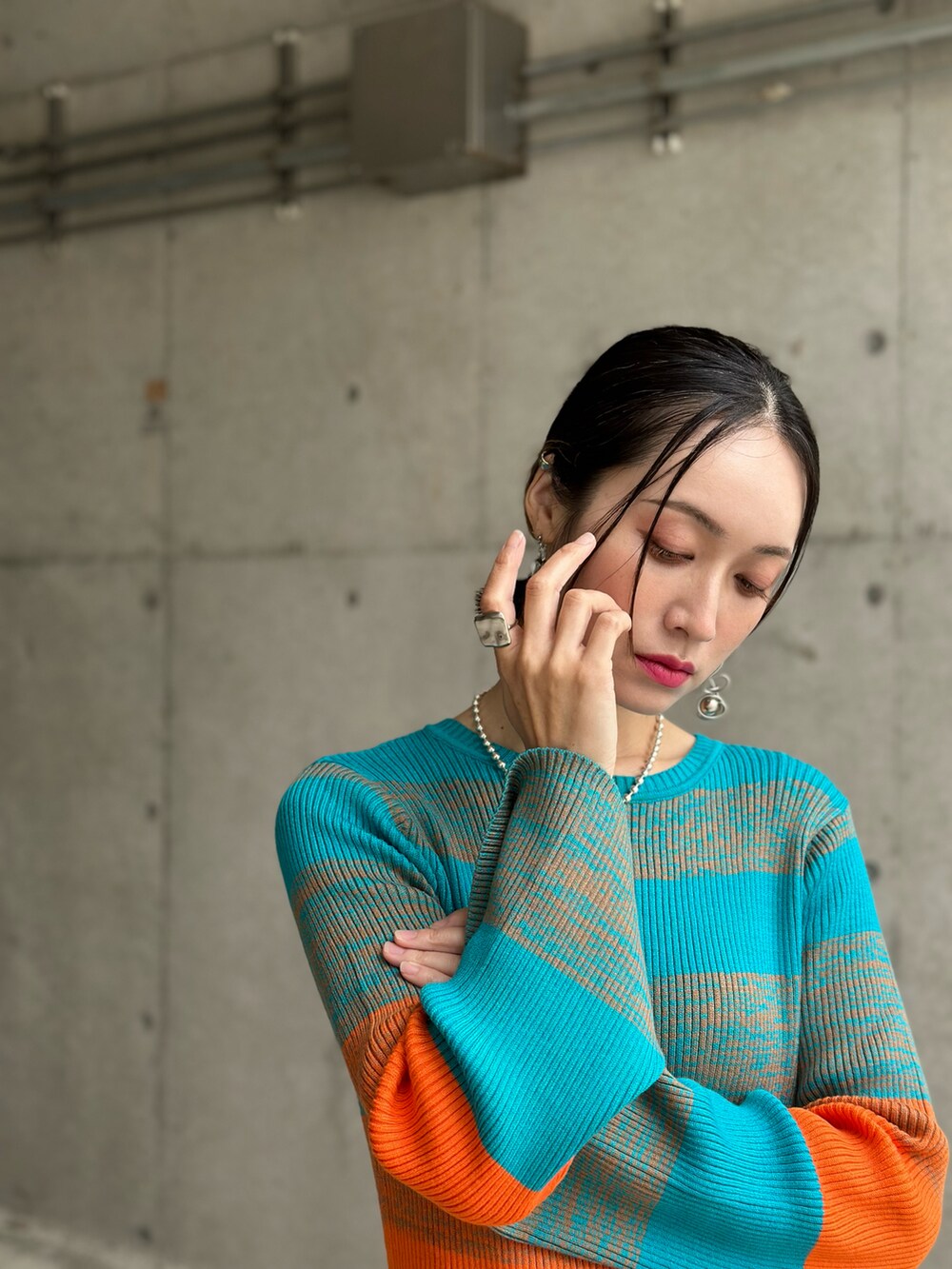 ブルー系のワンピース、ホワイト系のダウンベスト、ベージュ系のブーツを着用したレディースの秋コーディネートの4枚目の写真