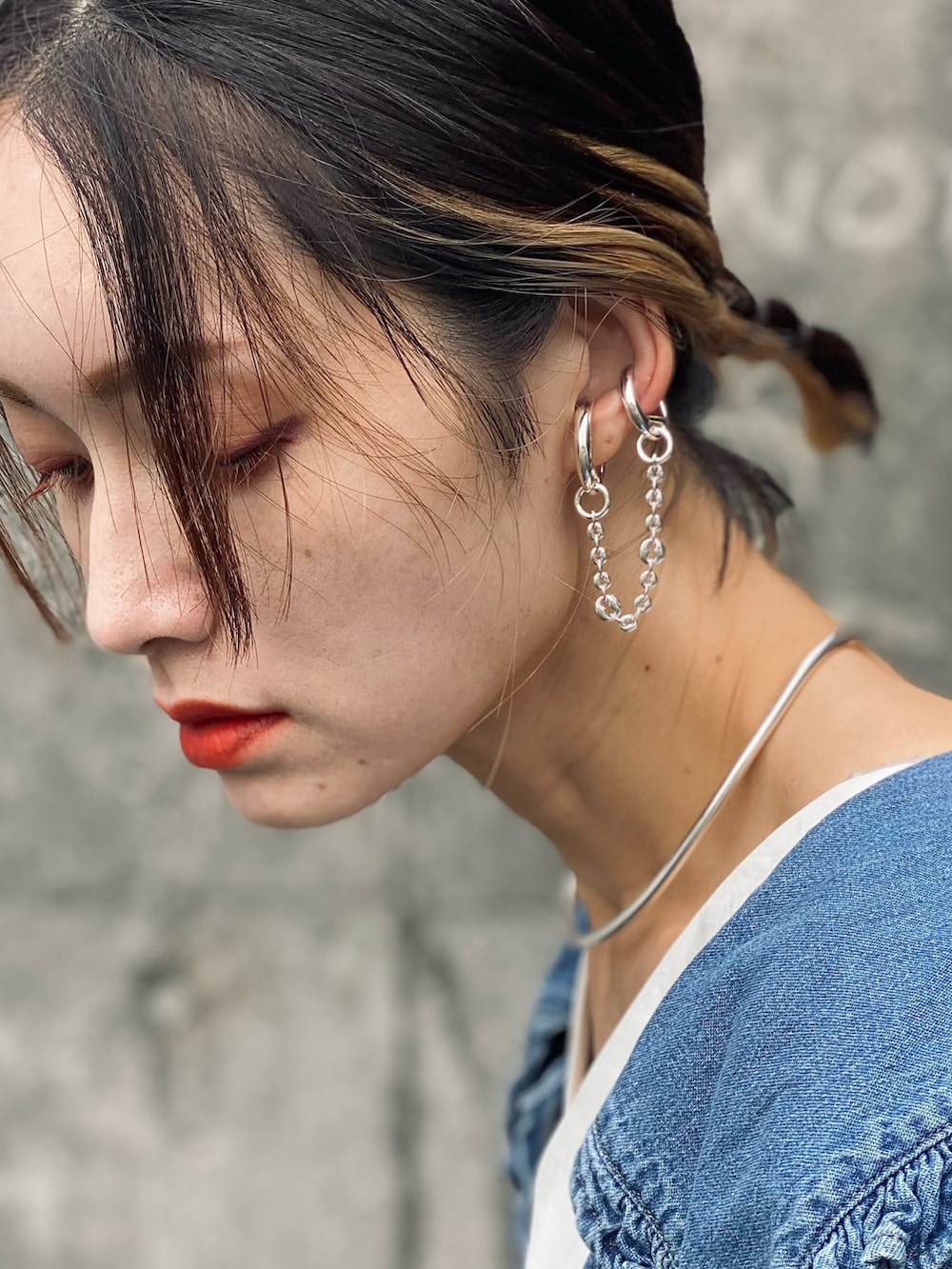 ブルー系のシャツ/ブラウス、ブルー系のデニムパンツ、ホワイト系のシャツ/ブラウスを着用したレディースの秋コーディネートの5枚目の写真