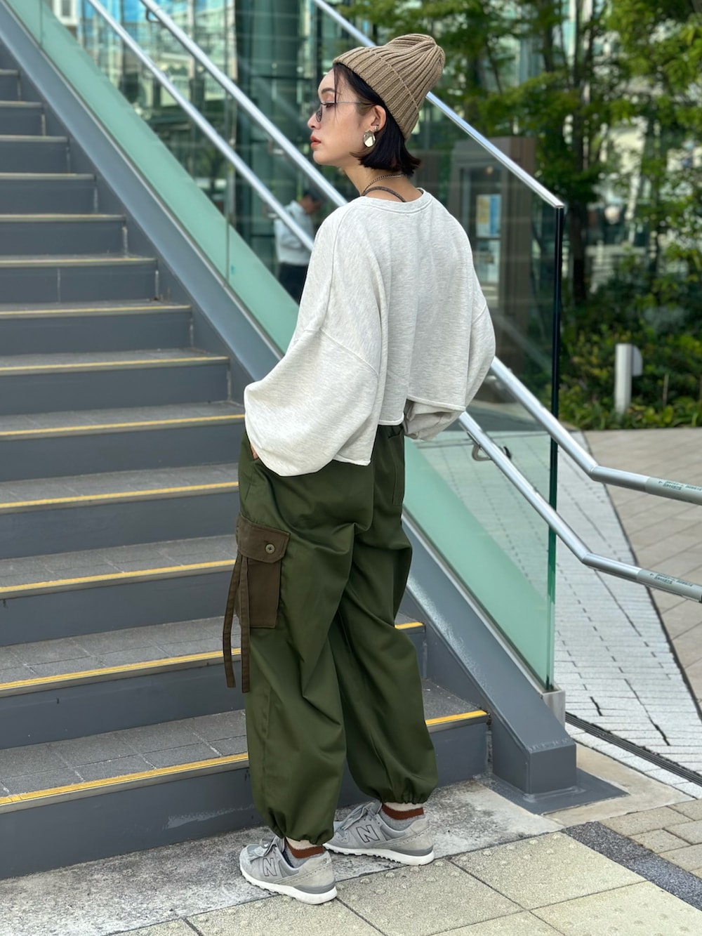 「ファッションを楽しもう、カーゴパンツ、パラシュートパンツ、メンズライク、レイヤードスタイル、ストリート、スニーカー、ニット帽、秋コーデ、アースカラー、高身長女子、プチプラ、ゆったりコーデ、ベスト、スウェット」｜「Javaの《JaVaジャバ コラボ》ゆるっとラフスタイル。ミリタリーパラシュートカーゴパンツ（カーゴパンツ、グリーン系）」を使った、IMOKOさん（骨格ウェーブ・レディース・170cm）の秋コーディネートの3枚目の写真