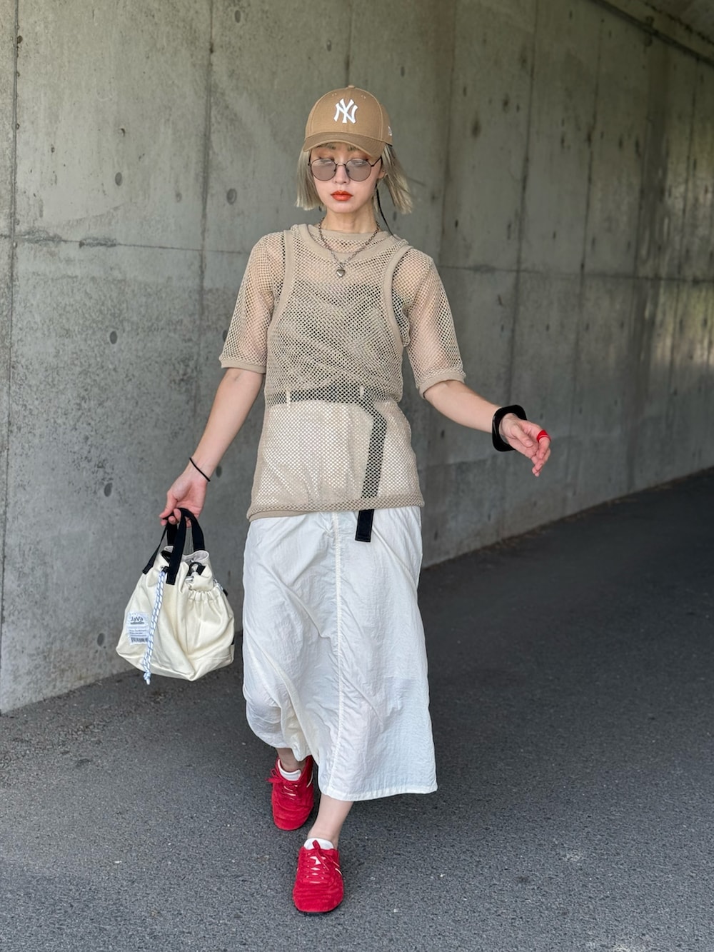 ベージュ系のタンクトップ、ホワイト系のショルダーバッグ、ベージュ系のTシャツ/カットソーを着用したレディースの夏コーディネートの5枚目の写真