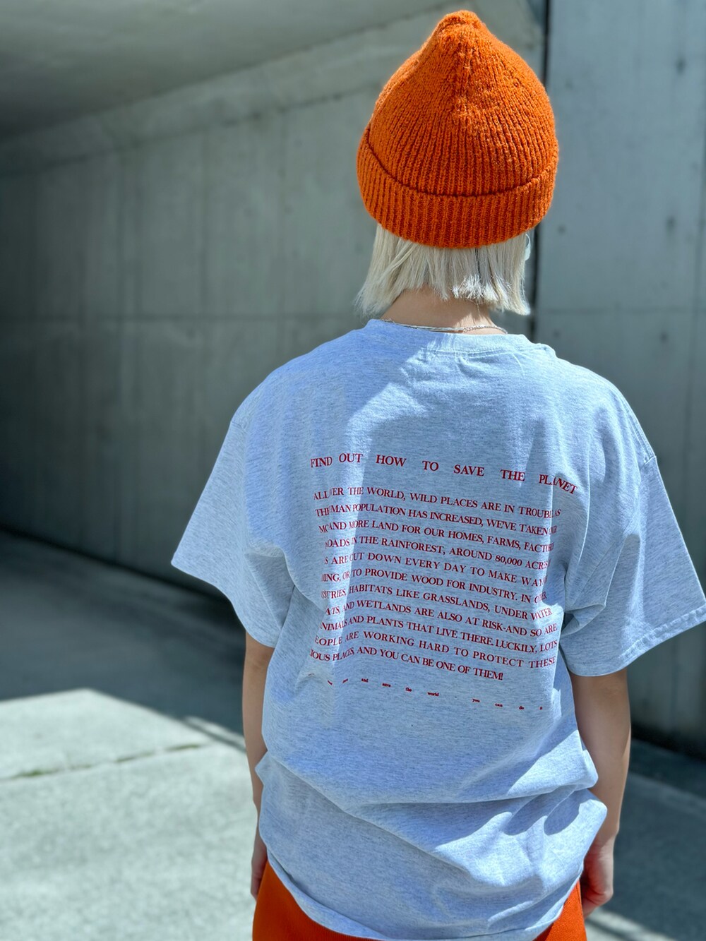 ベージュ系のTシャツ/カットソー、ホワイト系のチノパンツ、ブラック系のトートバッグを着用したレディースの春コーディネートの5枚目の写真