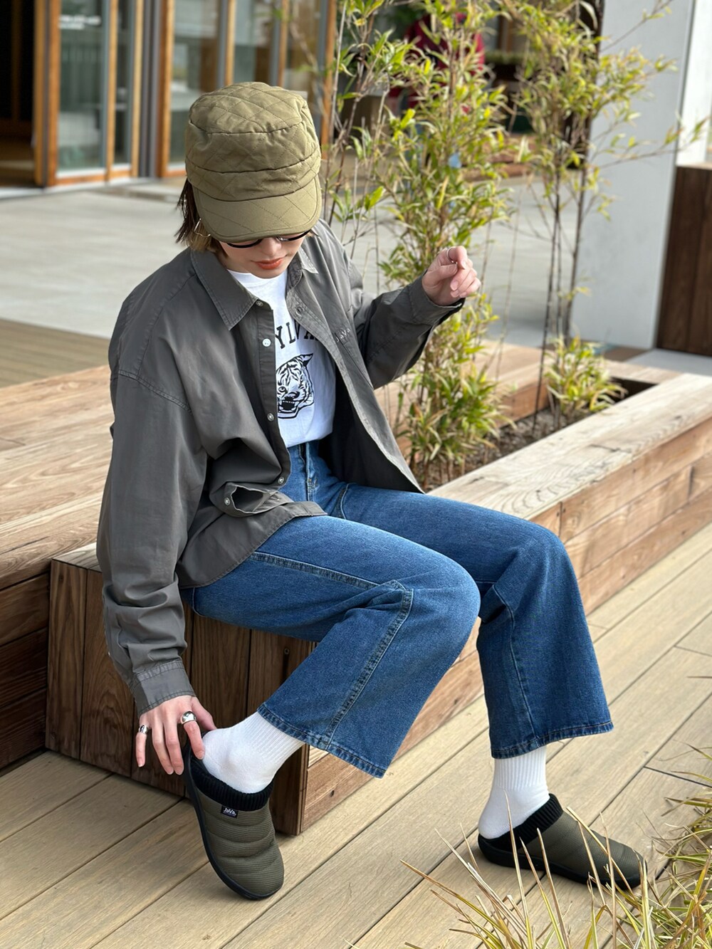 グレー系のシャツ/ブラウス、グリーン系のスニーカー、ホワイト系のTシャツ/カットソーを着用したレディースの春コーディネートの4枚目の写真