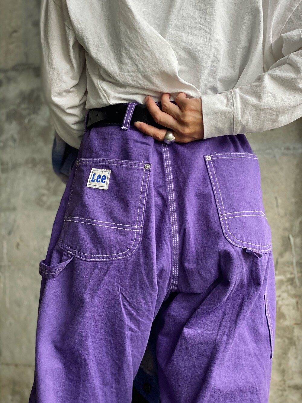 その他のTシャツ/カットソー、ブルー系のカーディガン/ボレロ、パープル系のデニムパンツを着用したレディースの秋コーディネートの4枚目の写真