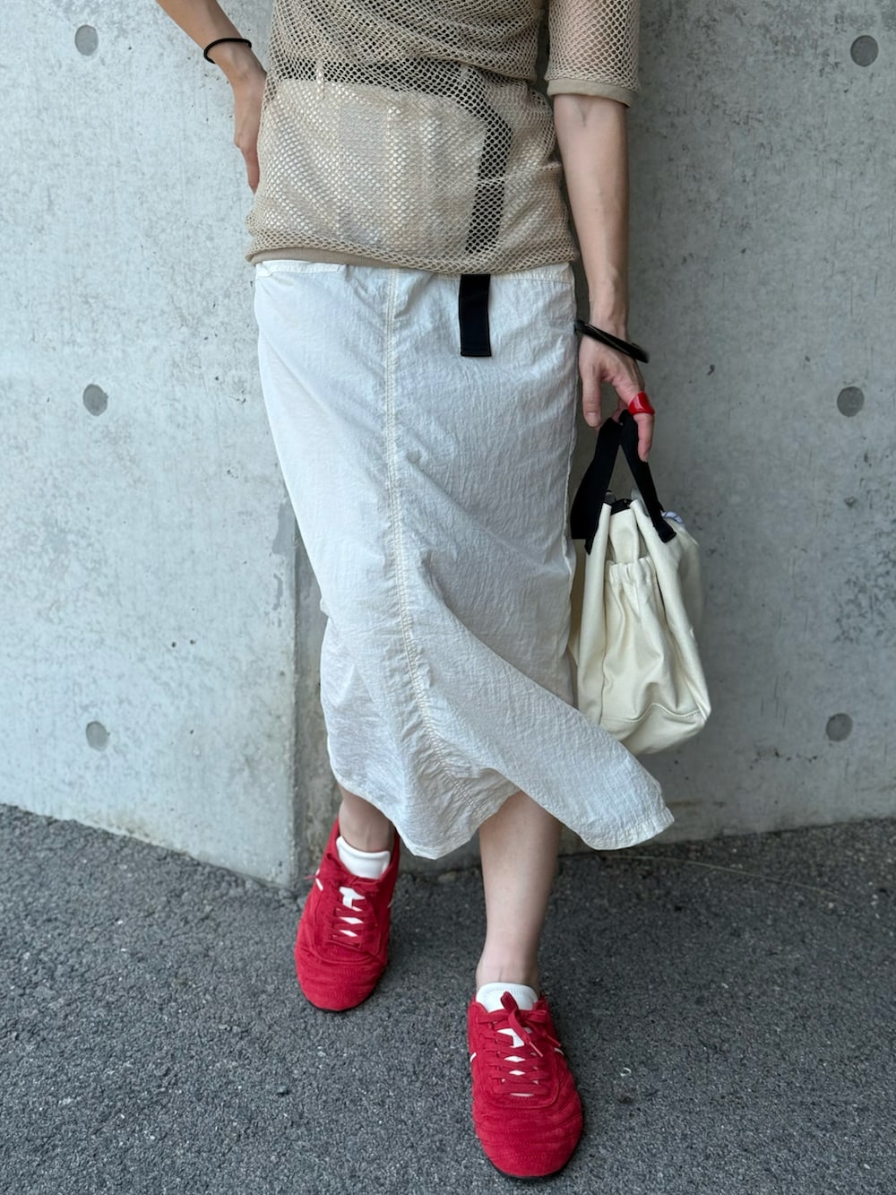 ベージュ系のタンクトップ、ホワイト系のショルダーバッグ、ベージュ系のTシャツ/カットソーを着用したレディースの夏コーディネートの4枚目の写真