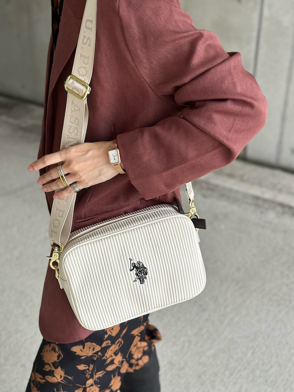 ブラウン系のスーツジャケット、ブルー系のつなぎ/オールインワン、ブラック系のブーツを着用したレディースの秋コーディネートの4枚目の写真