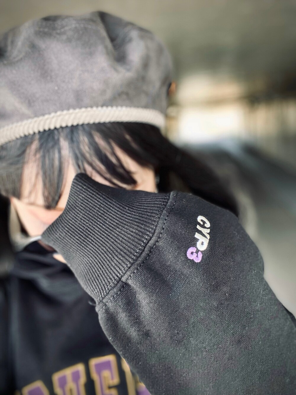 「ストリート、ミニスカート、タイツ、タイツ×靴下、スニーカーコーデ、高身長女子、ウィッグ、バックパック、ダッドスニーカー、ビッグシルエット、春コーデ、韓国ファッション、着回しコーデ、休日スタイル、ベレー帽」｜「CYPHER3の【60】CYPHER3/サイファーサム Arch Classic Logo Hoodie（パーカー、ブラック系）」を使った、IMOKOさん（レディース・170cm）の冬コーディネートの3枚目の写真