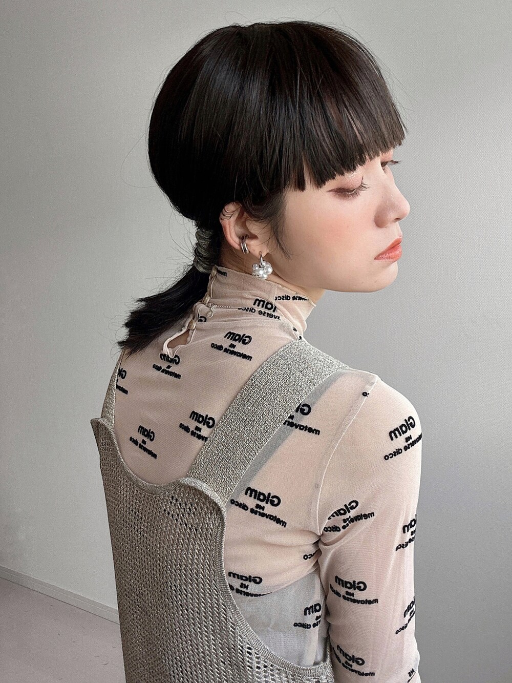 ベージュ系のワンピース、ベージュ系のTシャツ/カットソー、グリーン系のその他パンツを着用したレディースの冬コーディネートの5枚目の写真