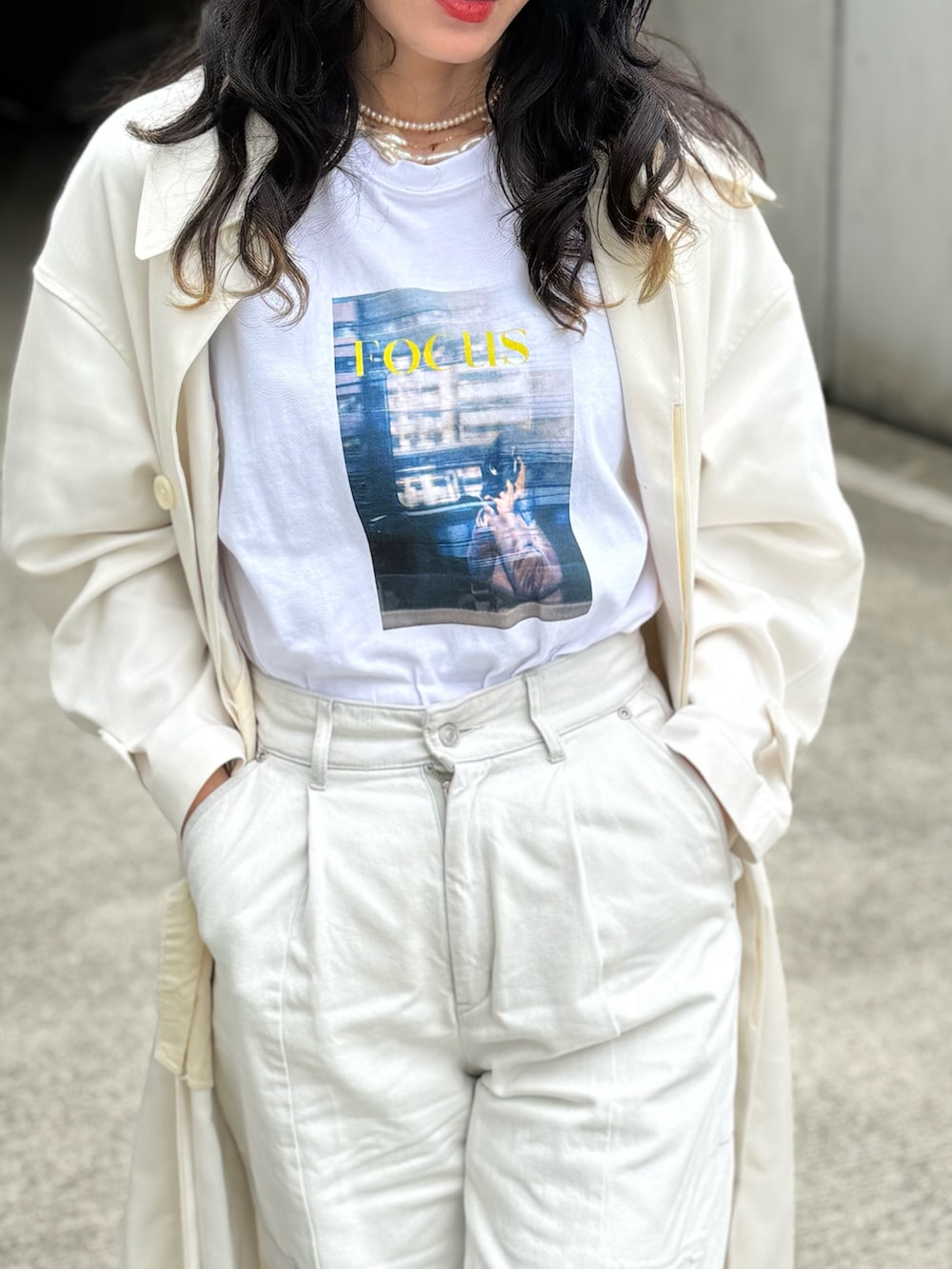 ホワイト系のTシャツ/カットソー、ホワイト系のスニーカー、ホワイト系のネックレスを着用したレディースの春コーディネートの4枚目の写真