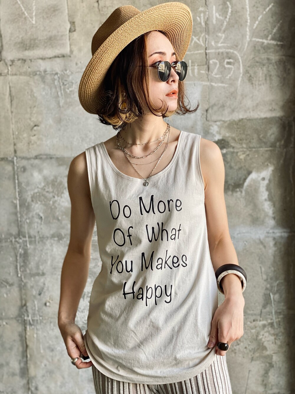 ホワイト系のタンクトップ、グリーン系のシャツ/ブラウス、シルバー系のサンダルを着用したレディースの春コーディネートの3枚目の写真