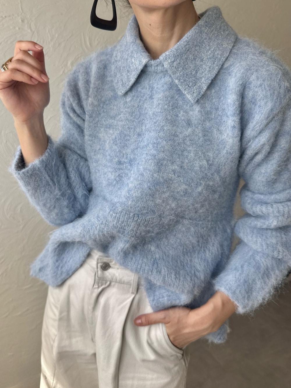 ホワイト系のニット/セーターを着用したレディースの秋コーディネートの2枚目の写真