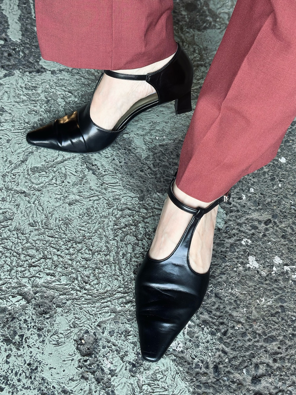 ホワイト系のその他トップス、ブラック系のハンドバッグ、ブラック系のパンプスを着用したレディースの秋コーディネートの5枚目の写真