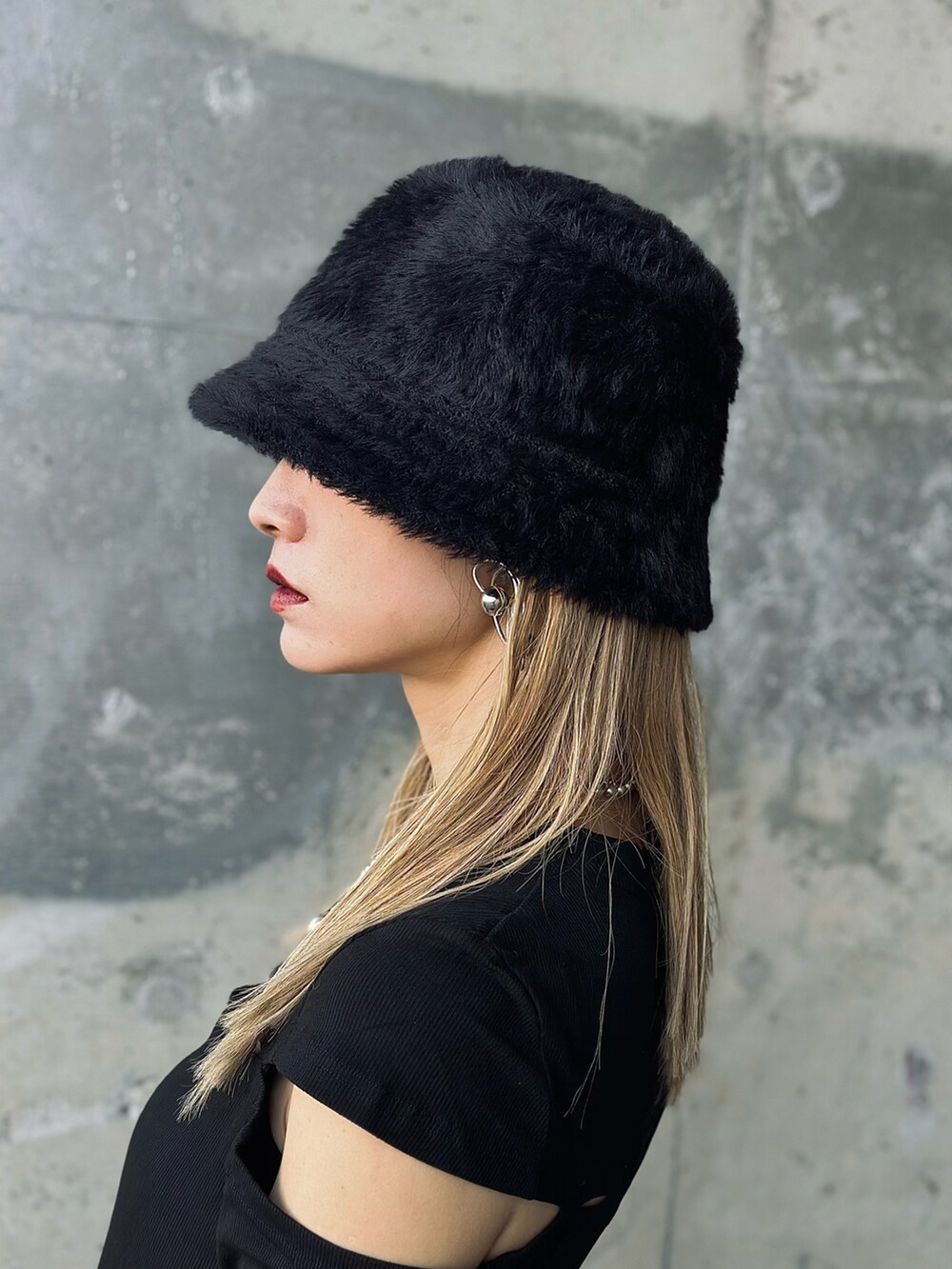 シルバー系のハンドバッグ、ブラック系のTシャツ/カットソー、ブラック系のその他パンツを着用したレディースの秋コーディネートの3枚目の写真