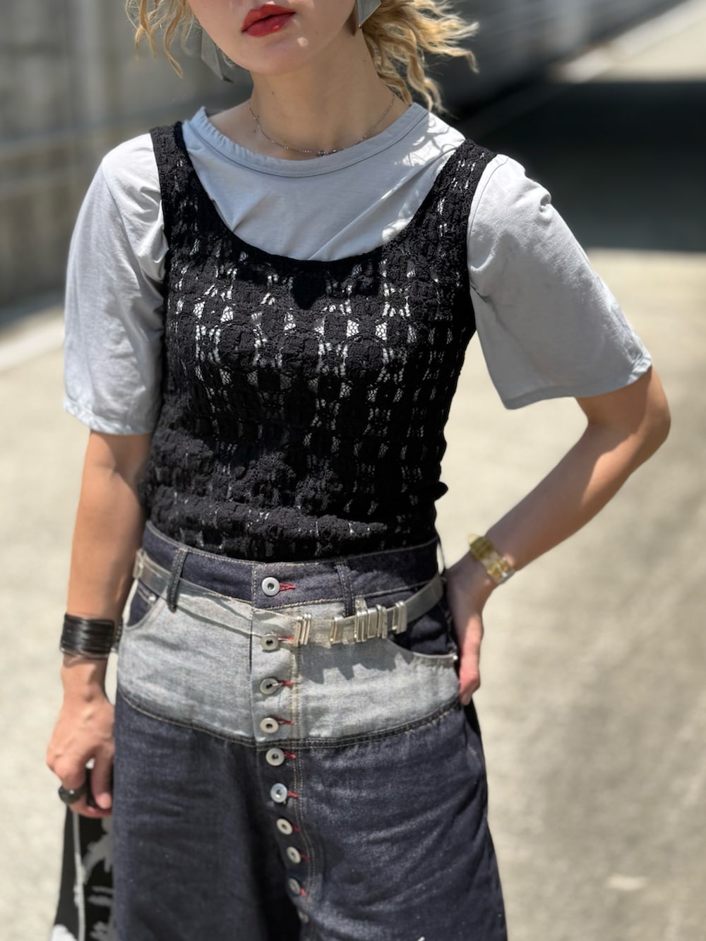 ブラック系のタンクトップ、ブラック系のTシャツ/カットソー、ホワイト系のスニーカーを着用したレディースの夏コーディネートの3枚目の写真