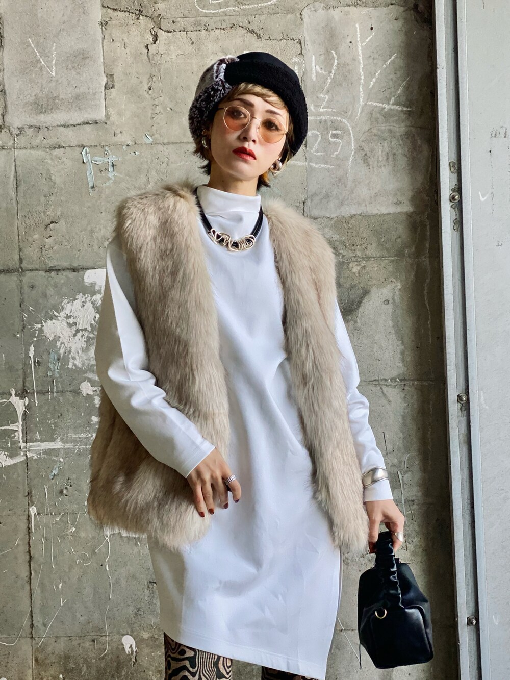 「柄パンツ、ハイネック、サングラス、ベスト、休日スタイル、モード、ファーベスト、フレアパンツ、ネイルチップ、高身長女子、秋冬コーデ、トーク帽、アシンメトリーワンピース、adf2010、天津憂」|「A DEGREE FAHRENHEITのボトルネックアシメトリーOP(チュニック、ホワイト系)」を使った、IMOKOさん(レディース・170cm)の冬コーディネートの2枚目の写真