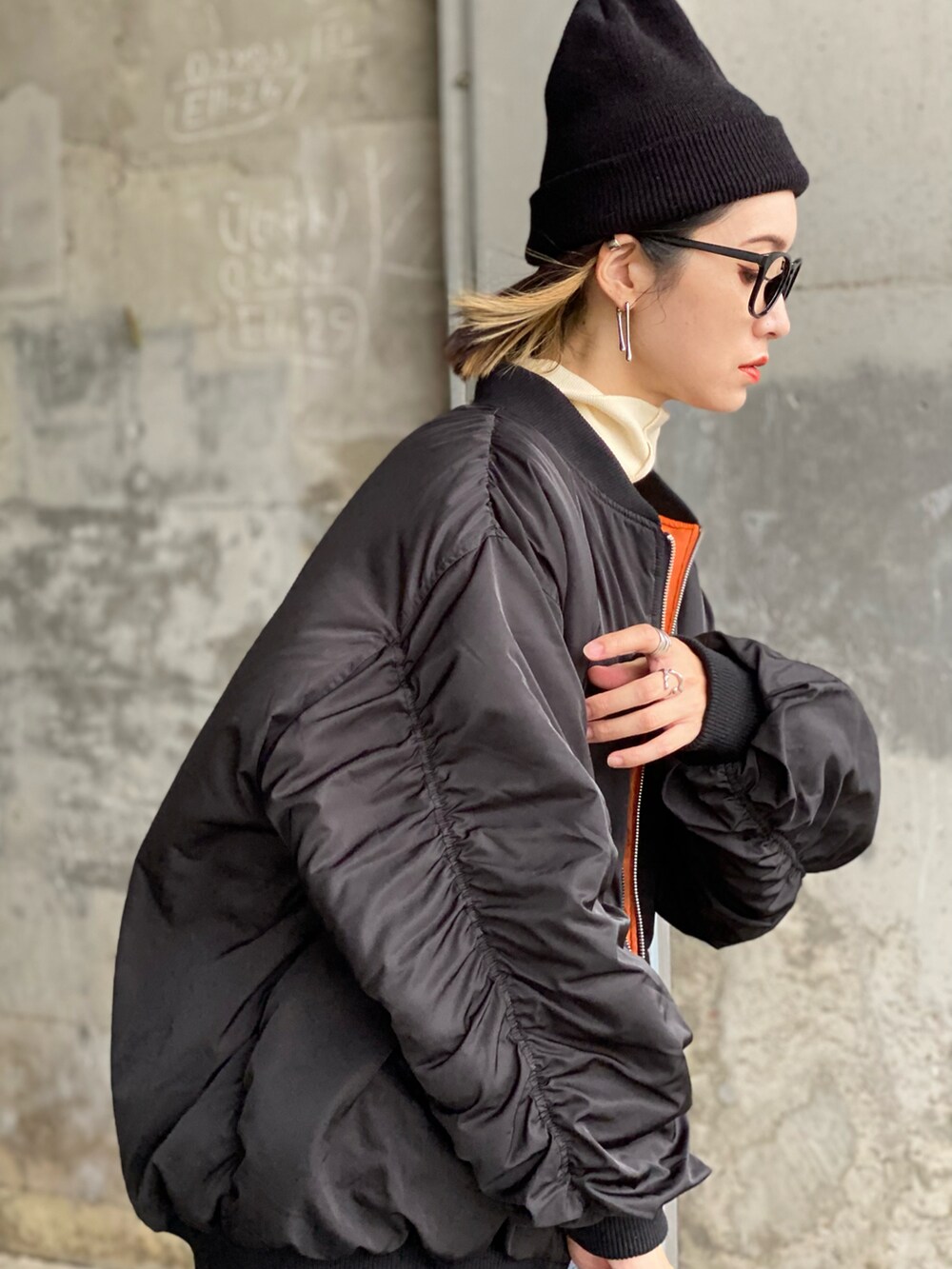 ホワイト系のMA-1、ブラック系のMA-1、ベージュ系のMA-1を着用したレディースの秋コーディネートの3枚目の写真