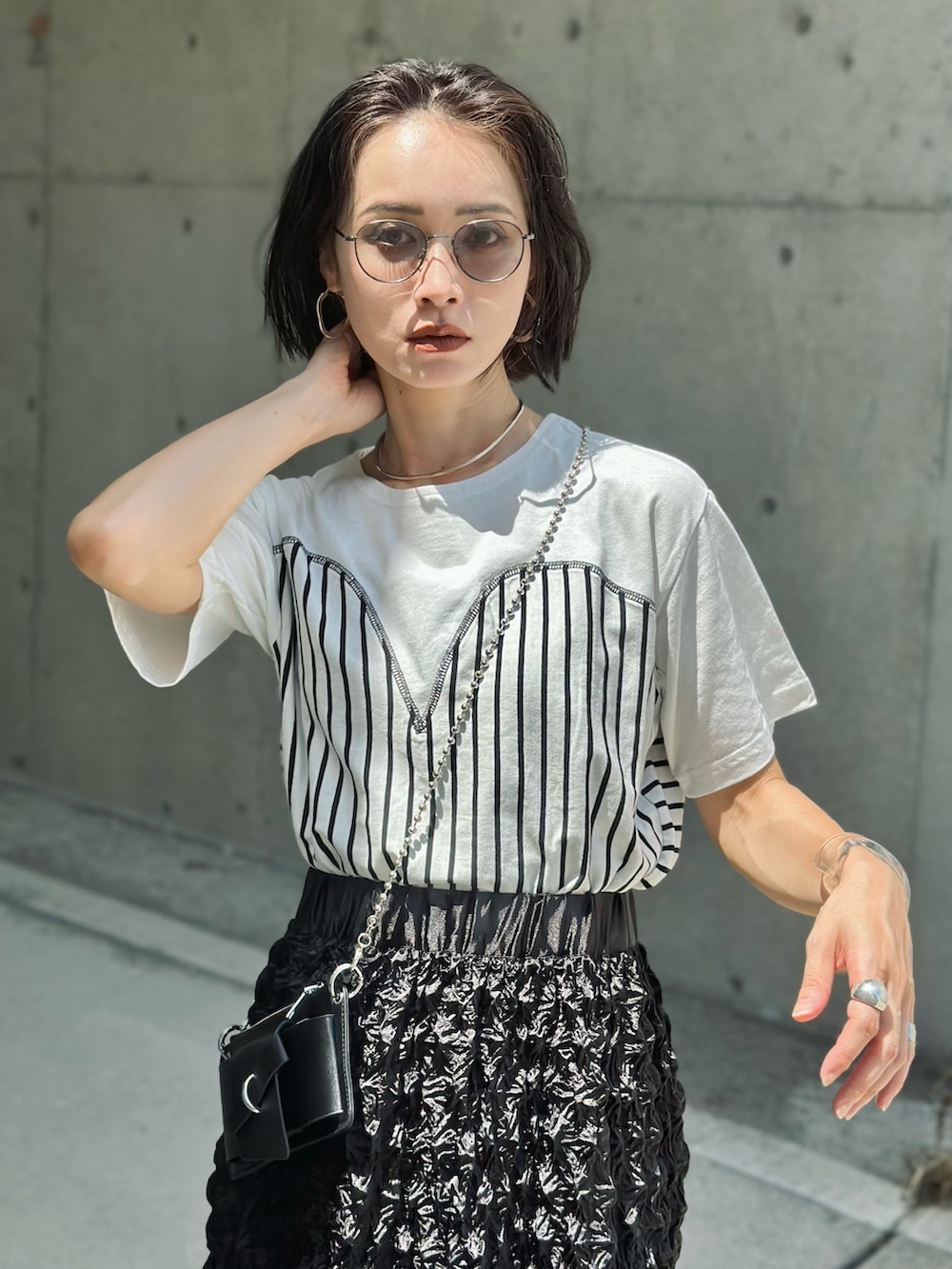「モノトーン、白Tシャツ、ビスチェ、サングラス、タイトスカート、夏セールで買いました、プチプラ、サンダル、スマホショルダー、ショルダーバッグ、高身長女子、チョーカー、ロングスカート、骨格ウェーブ、夏コーデ」｜「mi via locaのストライプ ボーダー切り替えビスチェTシャツ（Tシャツ/カットソー、ホワイト系）」を使った、IMOKOさん（骨格ウェーブ・レディース・170cm）の夏コーディネートの2枚目の写真