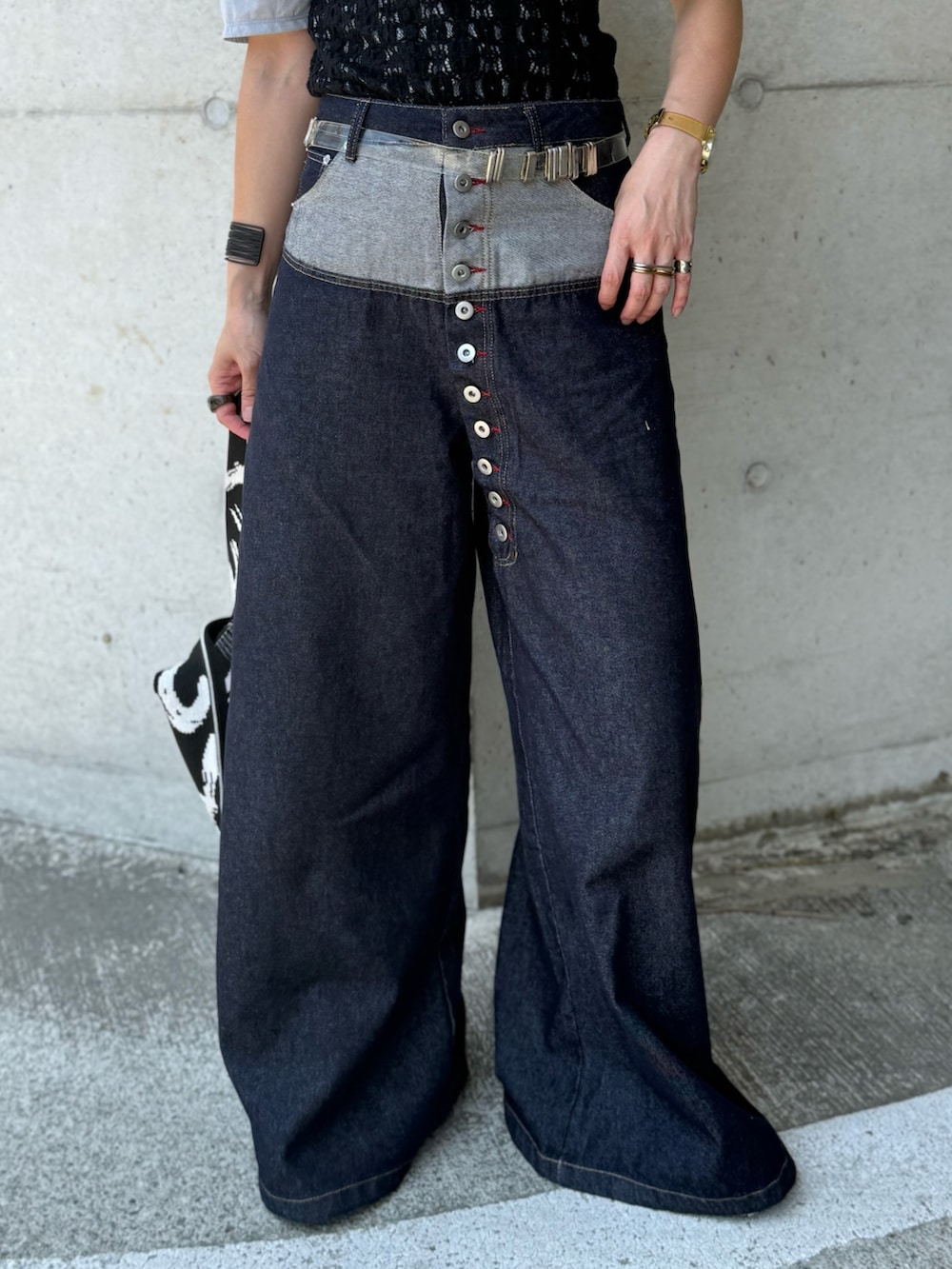 ブラック系のタンクトップ、ブラック系のTシャツ/カットソー、ホワイト系のスニーカーを着用したレディースの夏コーディネートの2枚目の写真