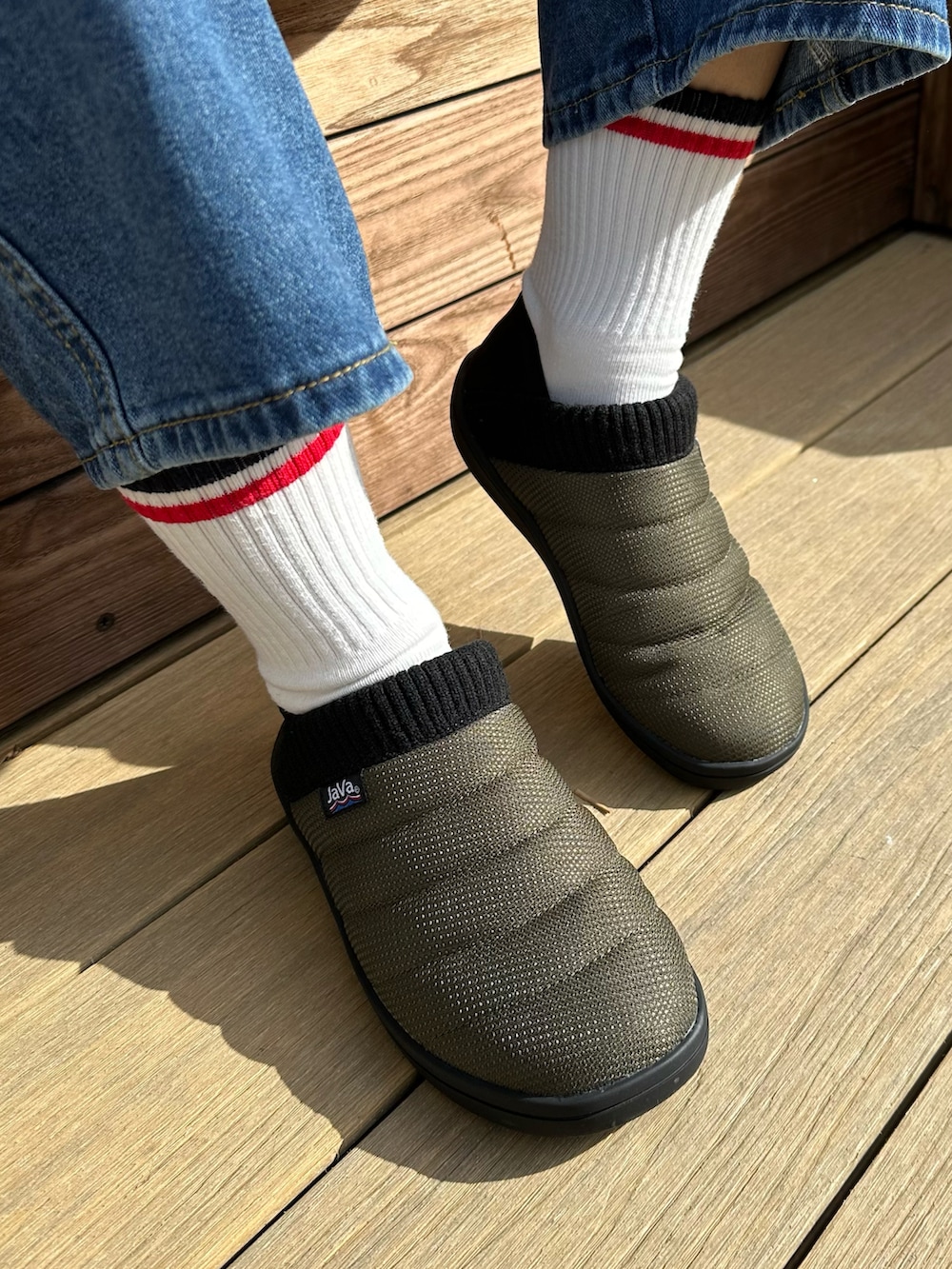 グレー系のシャツ/ブラウス、グリーン系のスニーカー、ホワイト系のTシャツ/カットソーを着用したレディースの春コーディネートの2枚目の写真