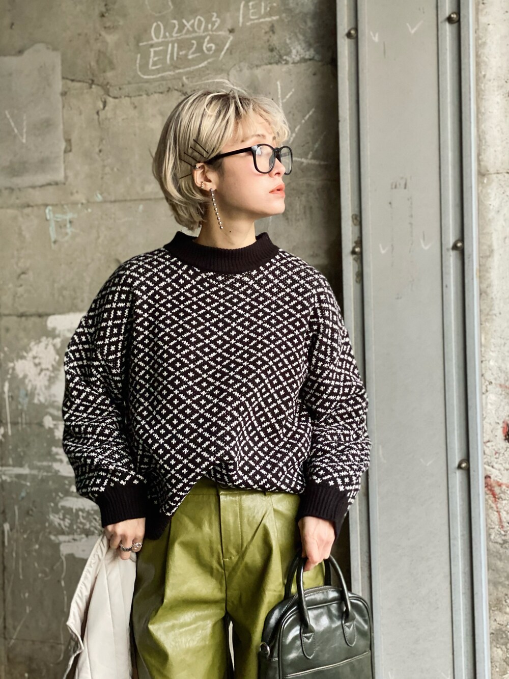 ブラック系のその他トップス、ホワイト系のダウンベスト、グリーン系のその他パンツを着用したレディースの冬コーディネートの2枚目の写真