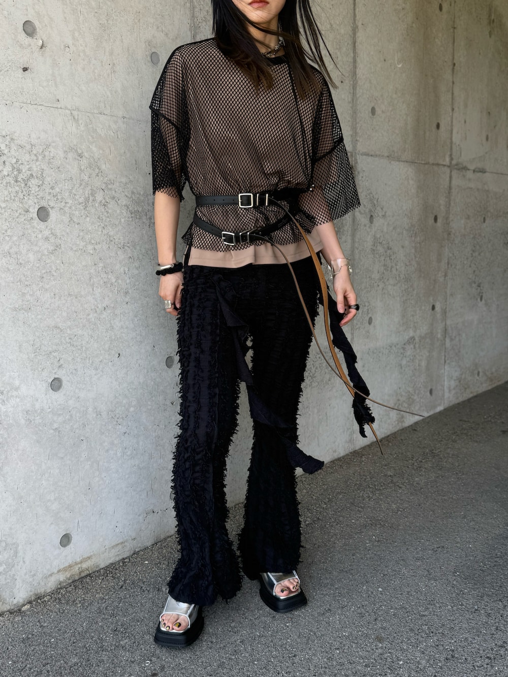 「モード、フレアパンツ、メッシュ、レイヤードスタイル、ウエストマーク、メッシュトップス、高身長女子、サングラス、厚底サンダル、ローファー、休日スタイル、春コーデ、夏コーデ、お出かけコーデ、シースルートップス」｜「u_for_iaのネットチュールPO×ペオスPOのセット / ブラック×モカ（Tシャツ/カットソー、ブラック系）」を使った、IMOKOさん（骨格ストレート・レディース・170cm）の春コーディネートの3枚目の写真