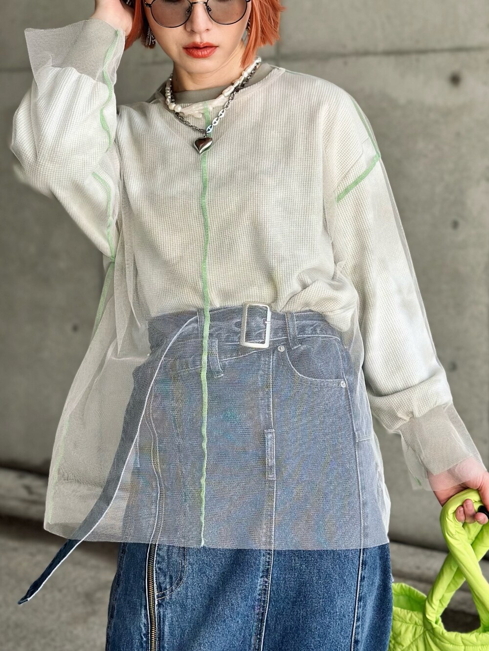 ホワイト系のTシャツ/カットソー、グリーン系のTシャツ/カットソー、ブルー系のジャンパースカートを着用したレディースの春コーディネートの2枚目の写真