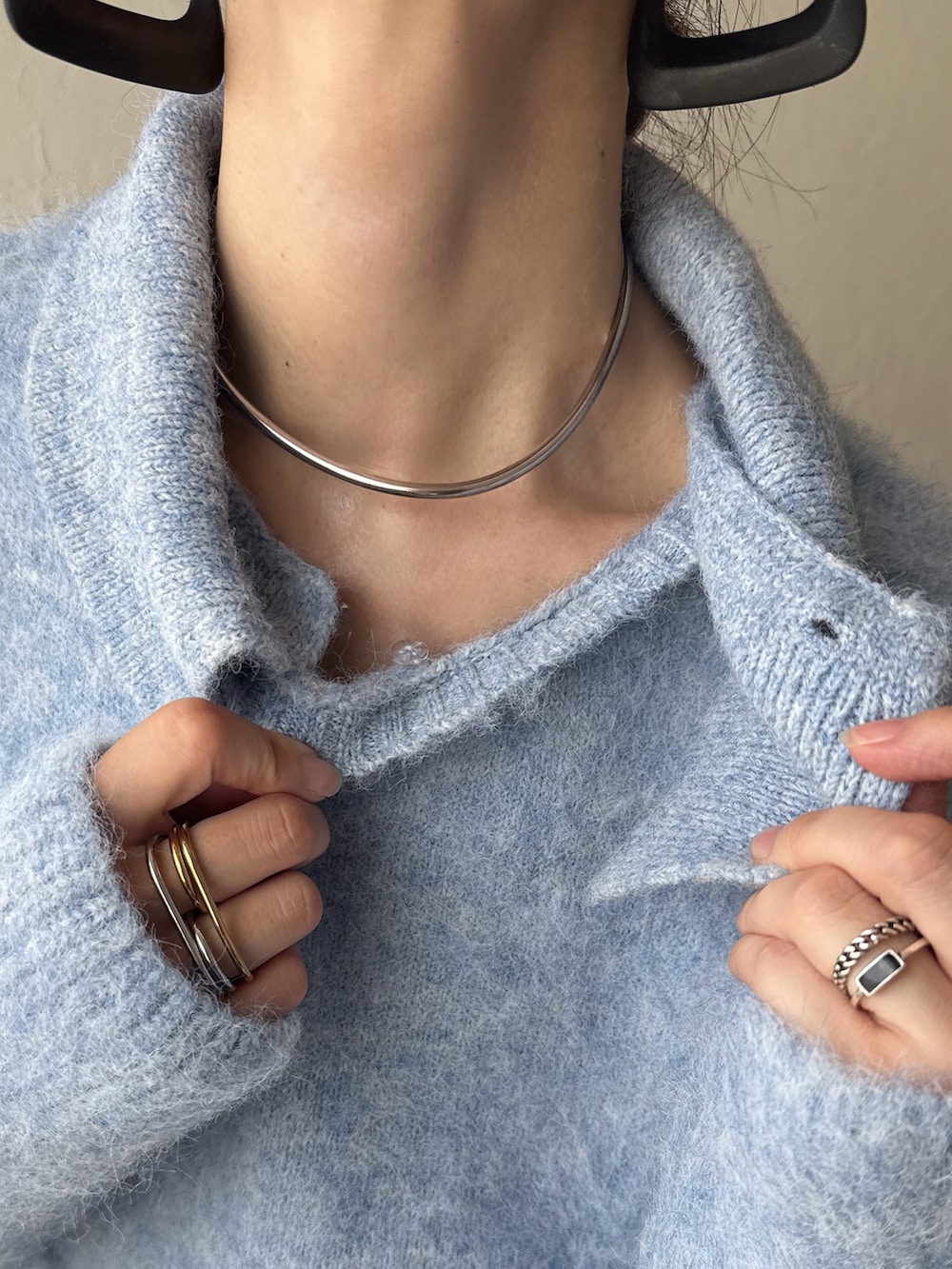 ホワイト系のニット/セーターを着用したレディースの秋コーディネートの3枚目の写真