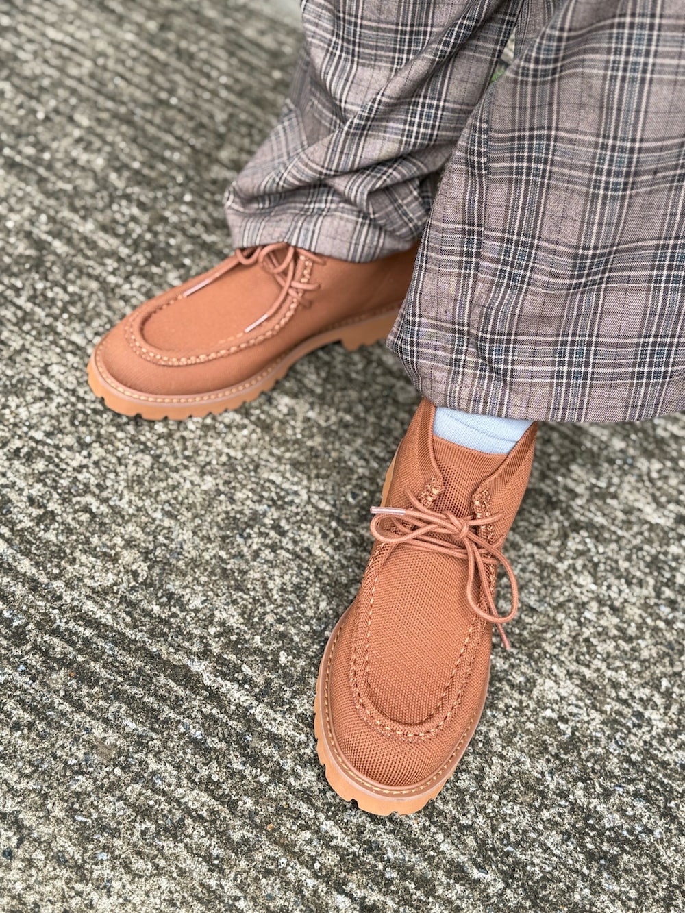 ブラック系のダウンジャケット/コート、ブラウン系のサロペット/オーバーオール、グリーン系のニット/セーターを着用したレディースの冬コーディネートの3枚目の写真