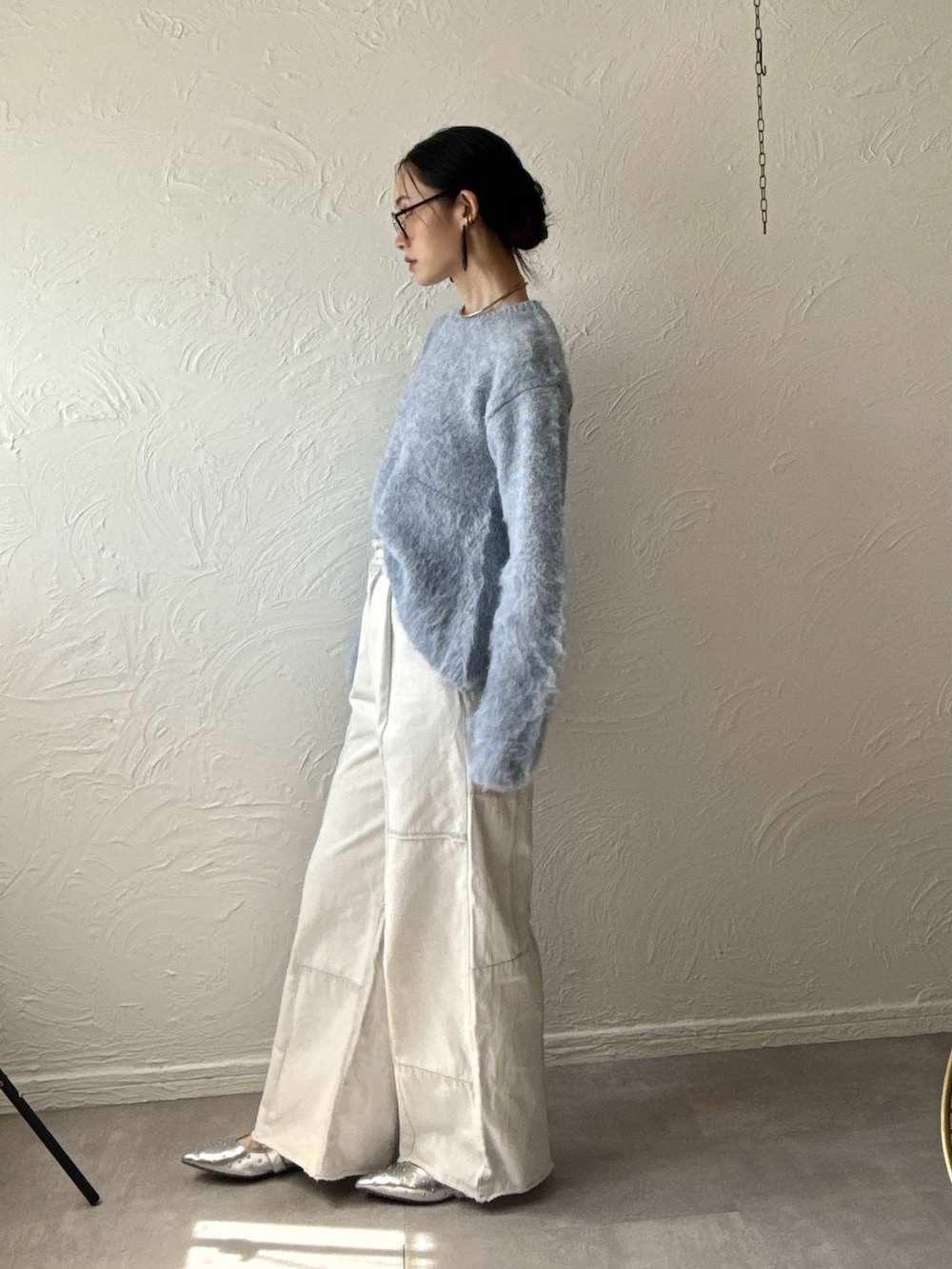 ホワイト系のニット/セーターを着用したレディースの秋コーディネートの5枚目の写真