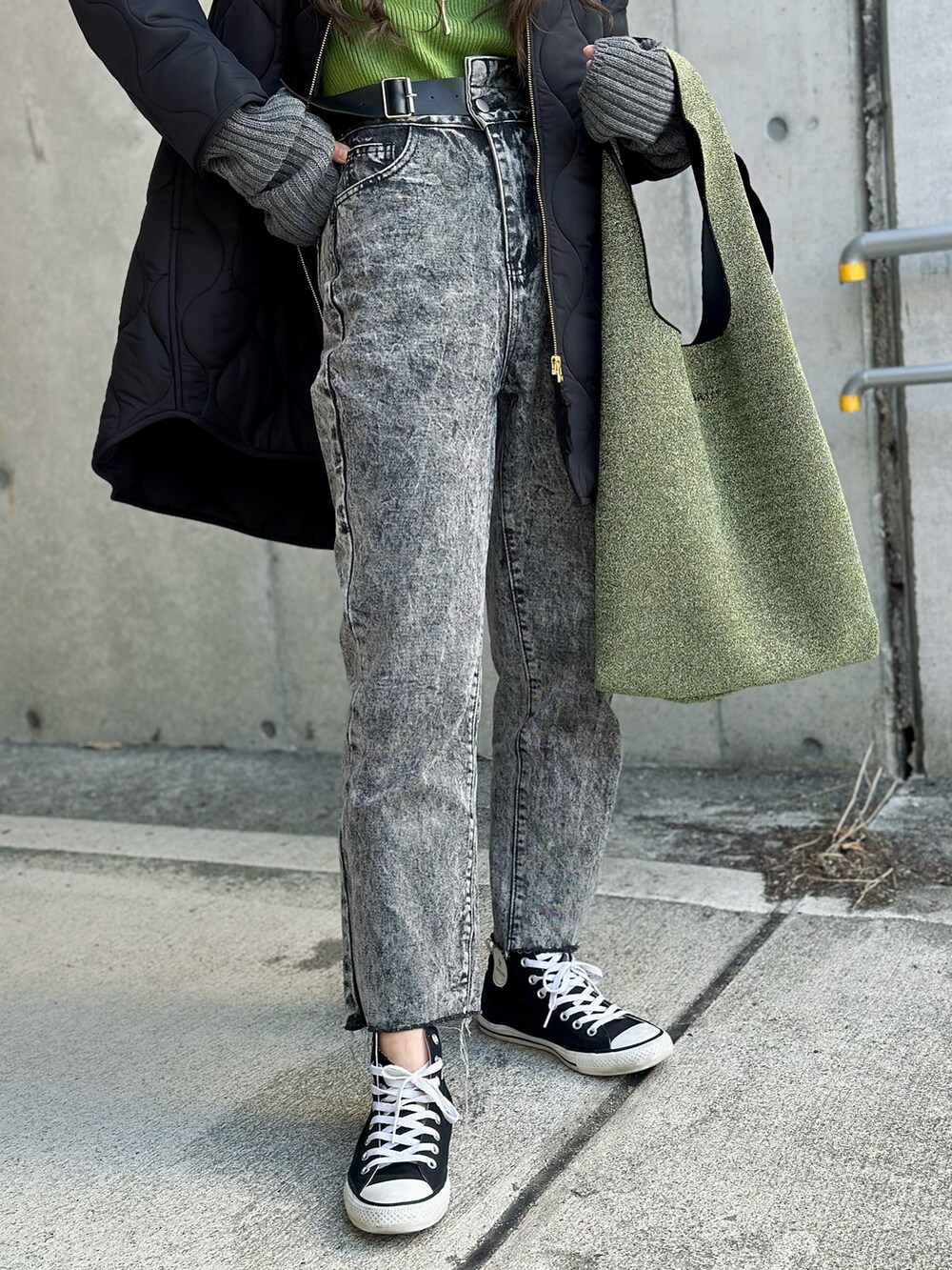 ブラック系のその他アウター、ブラック系のデニムパンツ、グリーン系のトートバッグを着用したレディースの秋コーディネートの5枚目の写真