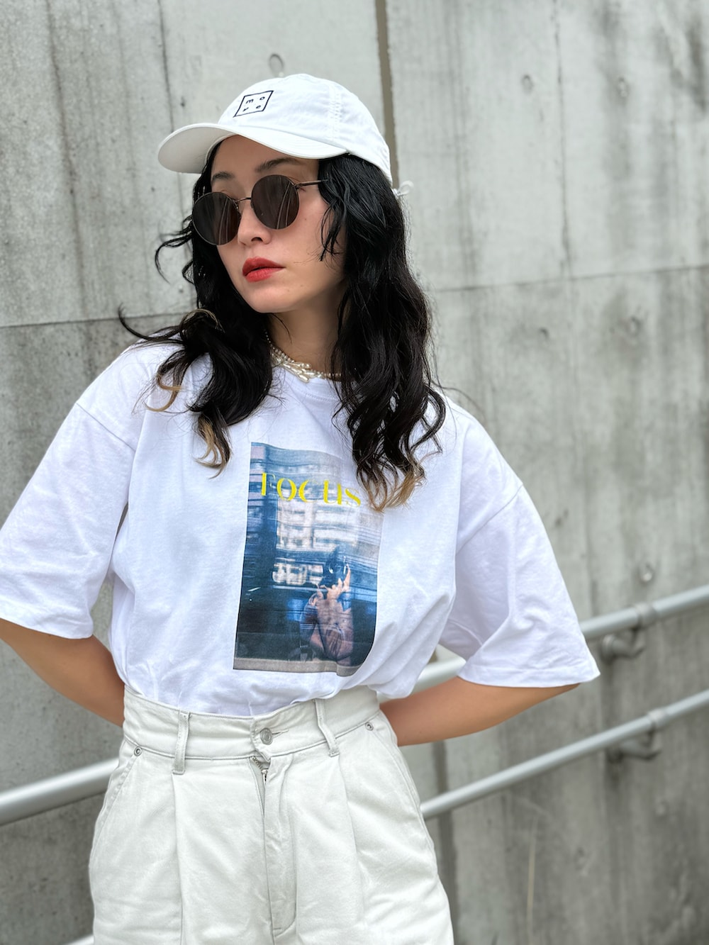 ホワイト系のTシャツ/カットソー、ホワイト系のスニーカー、ホワイト系のネックレスを着用したレディースの春コーディネートの2枚目の写真