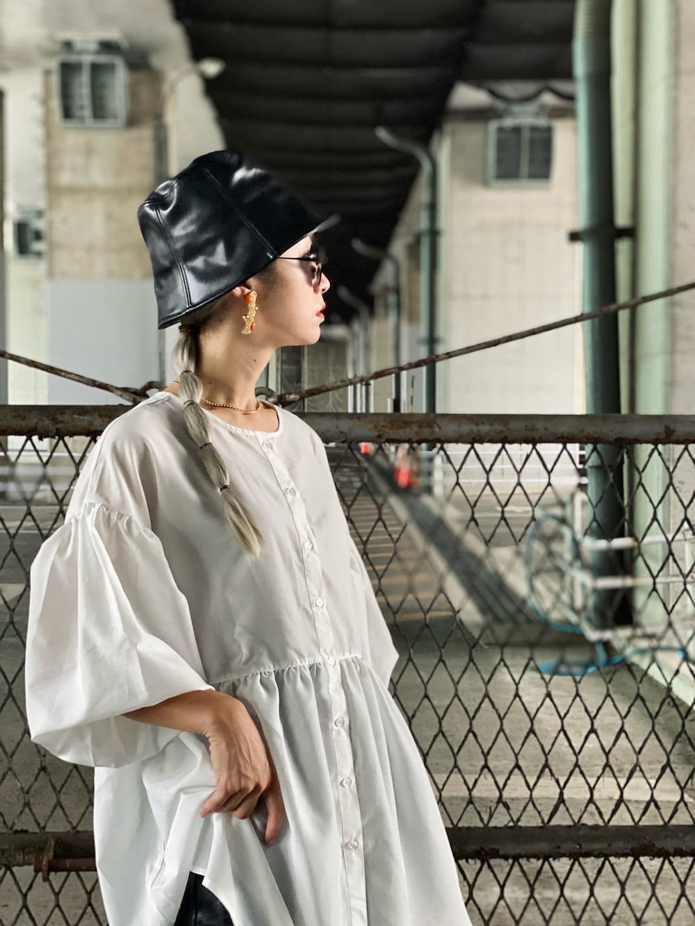 ホワイト系のシャツ/ブラウス、ブラック系のブーツ、ブラック系のその他パンツを着用したレディースの夏コーディネートの3枚目の写真