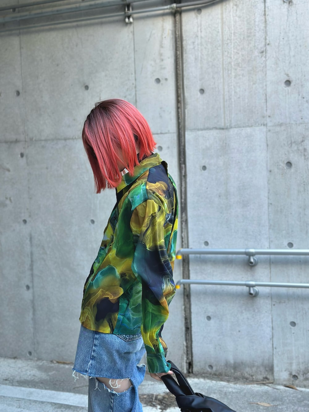 イエロー系のシャツ/ブラウス、ブルー系のデニムパンツ、ホワイト系のブーツを着用したレディースの冬コーディネートの3枚目の写真