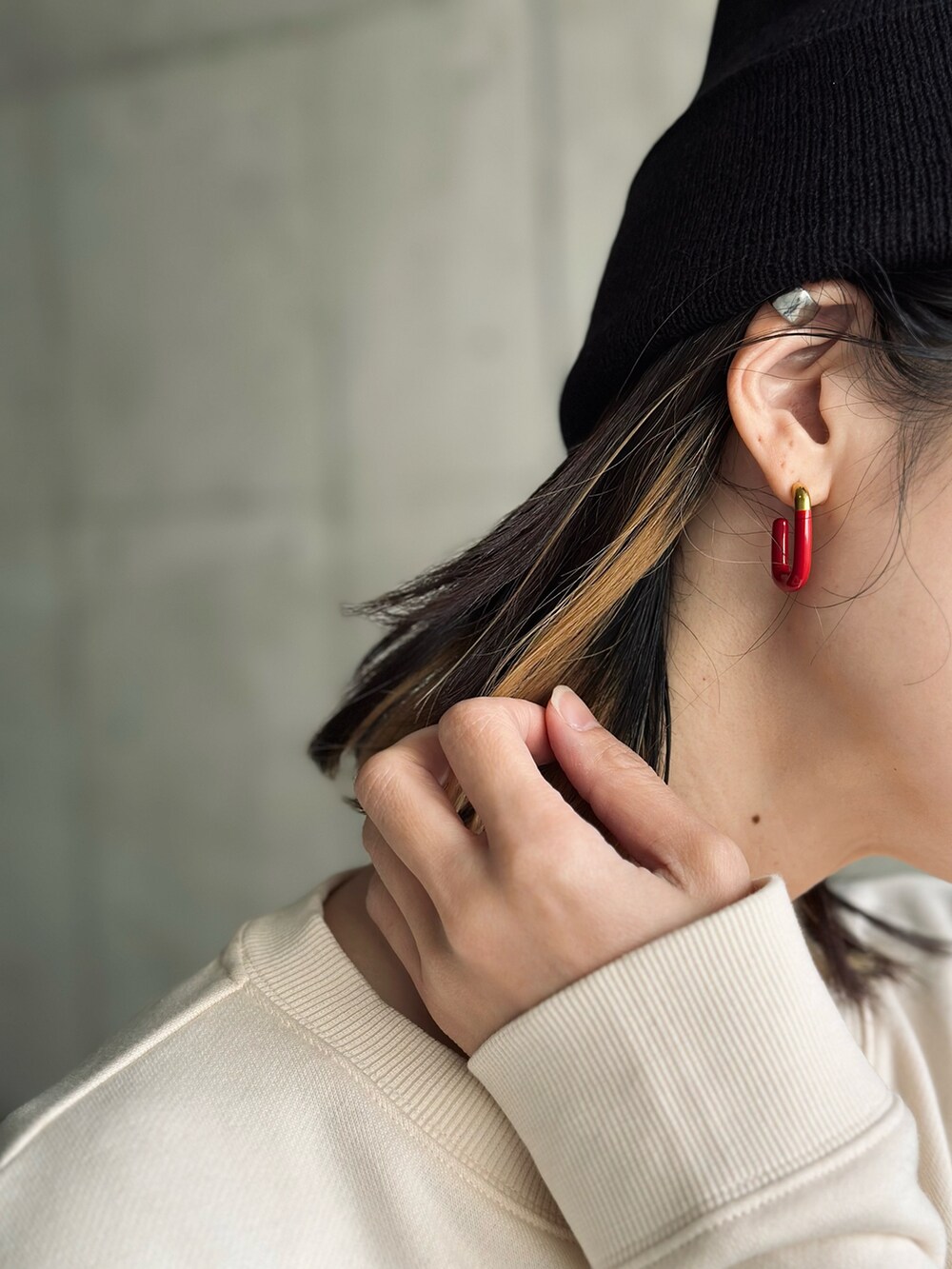 ホワイト系のスウェット、ブラウン系のチェスターコート、ブラック系のスニーカーを着用したレディースの秋コーディネートの4枚目の写真