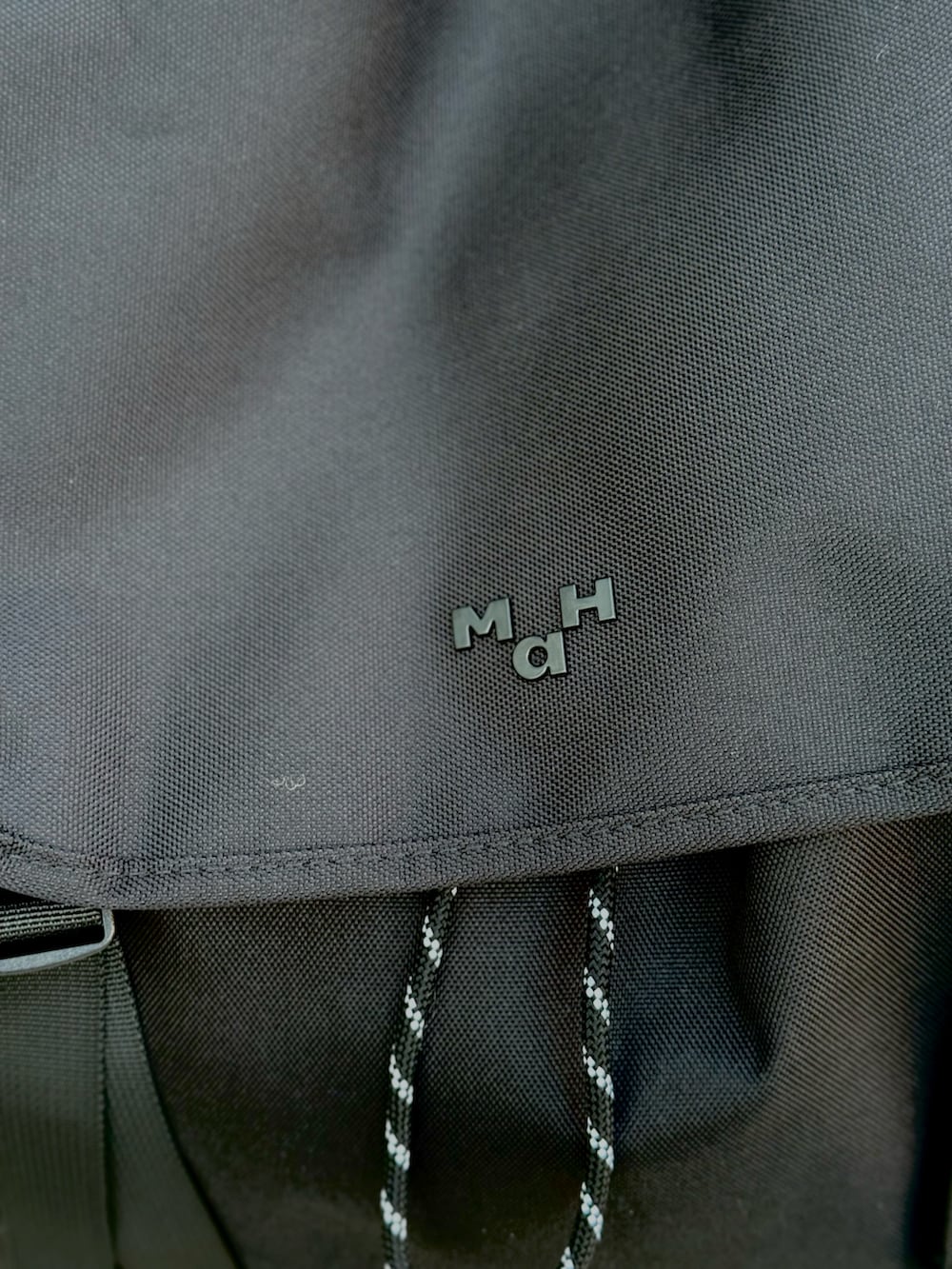 グレー系のスウェットパンツ、ブラック系のローファー、ブラック系のバックパック/リュックを着用したレディースの春コーディネートの5枚目の写真