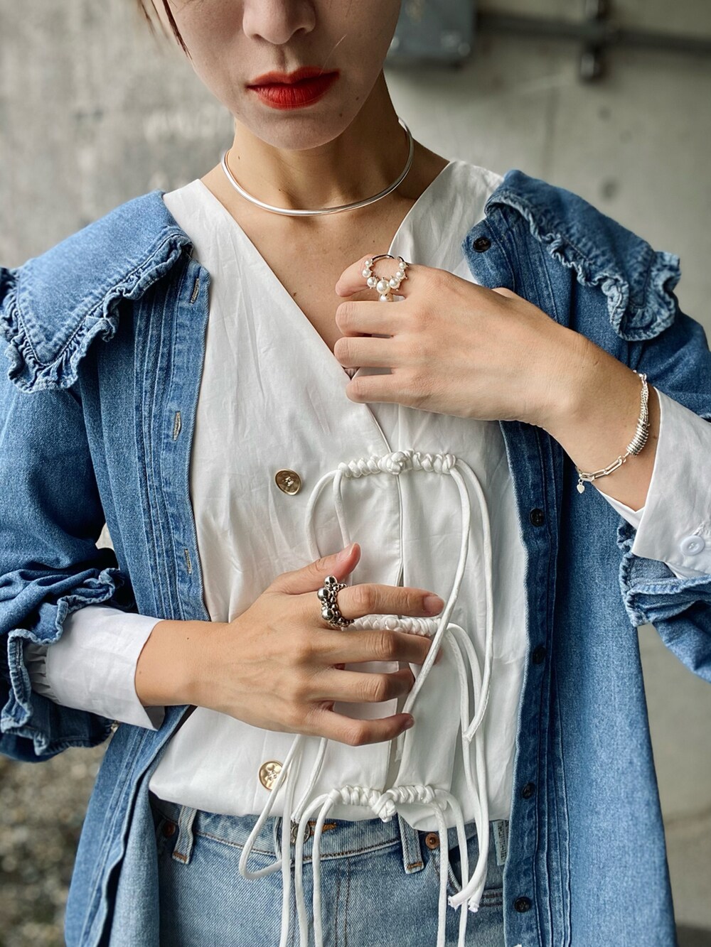 ブルー系のシャツ/ブラウス、ブルー系のデニムパンツ、ホワイト系のシャツ/ブラウスを着用したレディースの秋コーディネートの4枚目の写真