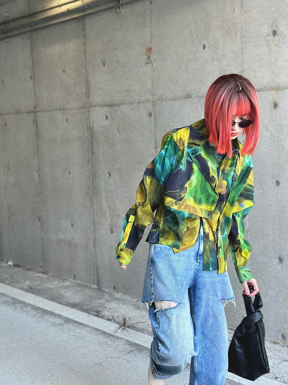 イエロー系のシャツ/ブラウス、ブルー系のデニムパンツ、ホワイト系のブーツを着用したレディースの冬コーディネートの4枚目の写真