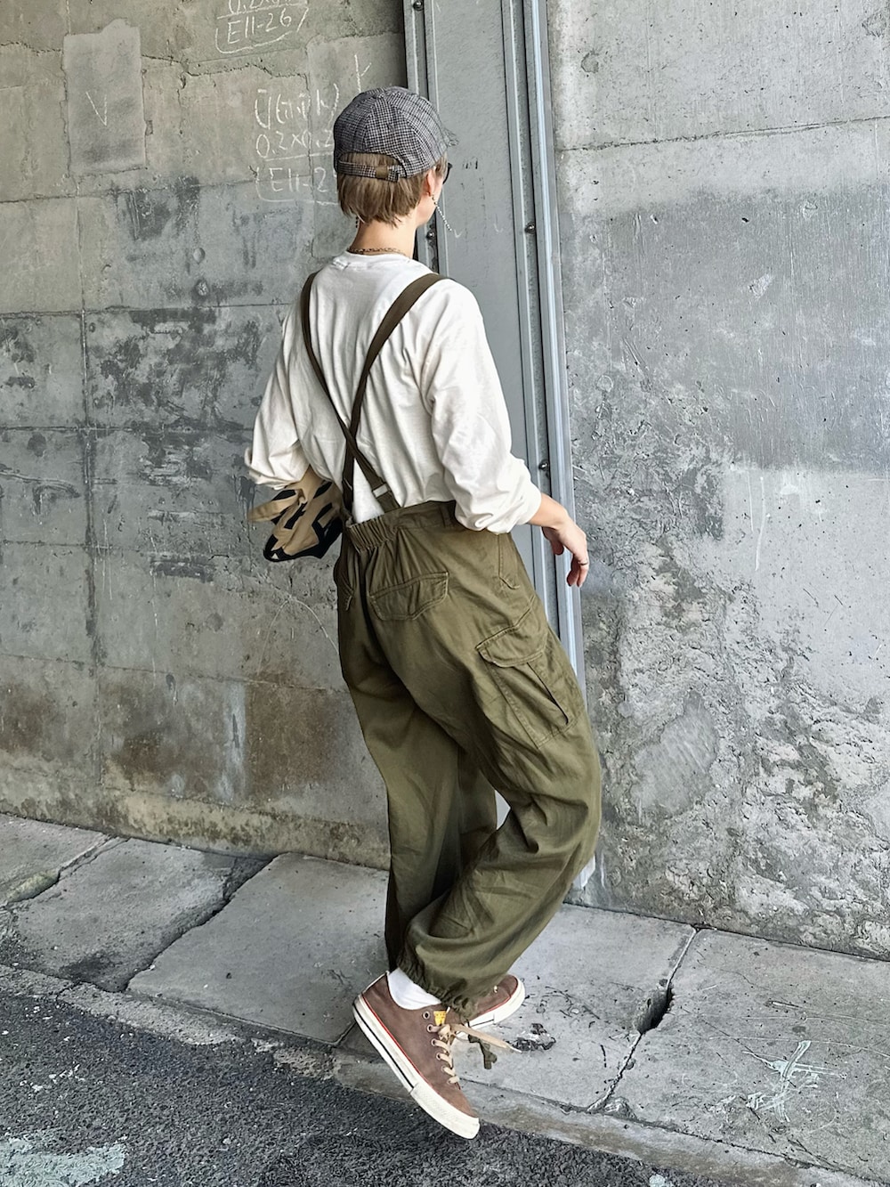 ベージュ系のTシャツ/カットソー、グリーン系のカーゴパンツ、ベージュ系のトートバッグを着用したレディースの夏コーディネートの4枚目の写真