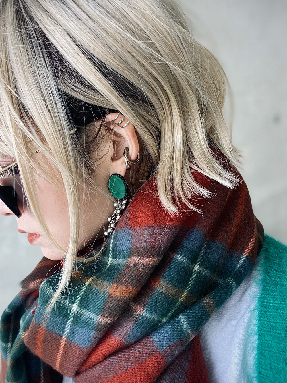 ブラック系のスカート、グリーン系のカーディガン/ボレロ、ブラック系のショルダーバッグを着用したレディースの冬コーディネートの4枚目の写真