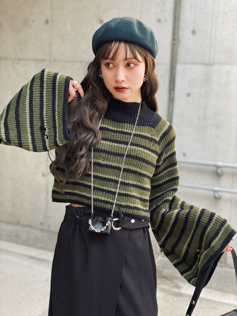 「今日のコスメと服、ニット、秋コーデ、ベレー帽、休日スタイル、ロングスカート、ブーツ、ショルダーバッグ、ラップスカート、ボーダー、モード、ウィッグ、骨格ウェーブ、高身長女子、グリーン」｜「Ciderのラウンドネックストライプニット長袖トップ（ニット/セーター、グリーン系）」を使った、IMOKOさん（骨格ウェーブ・レディース・170cm）の秋コーディネートの2枚目の写真