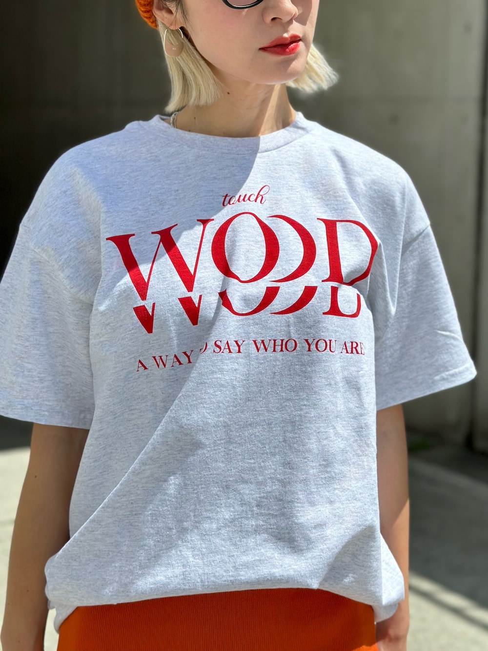 ベージュ系のTシャツ/カットソー、ホワイト系のチノパンツ、ブラック系のトートバッグを着用したレディースの春コーディネートの4枚目の写真