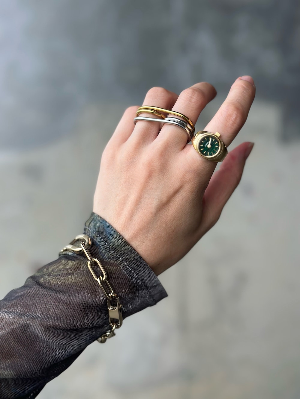 ブラック系のTシャツ/カットソー、ブラック系のメッセンジャーバッグ、ブラック系のパンプスを着用したレディースの秋コーディネートの4枚目の写真