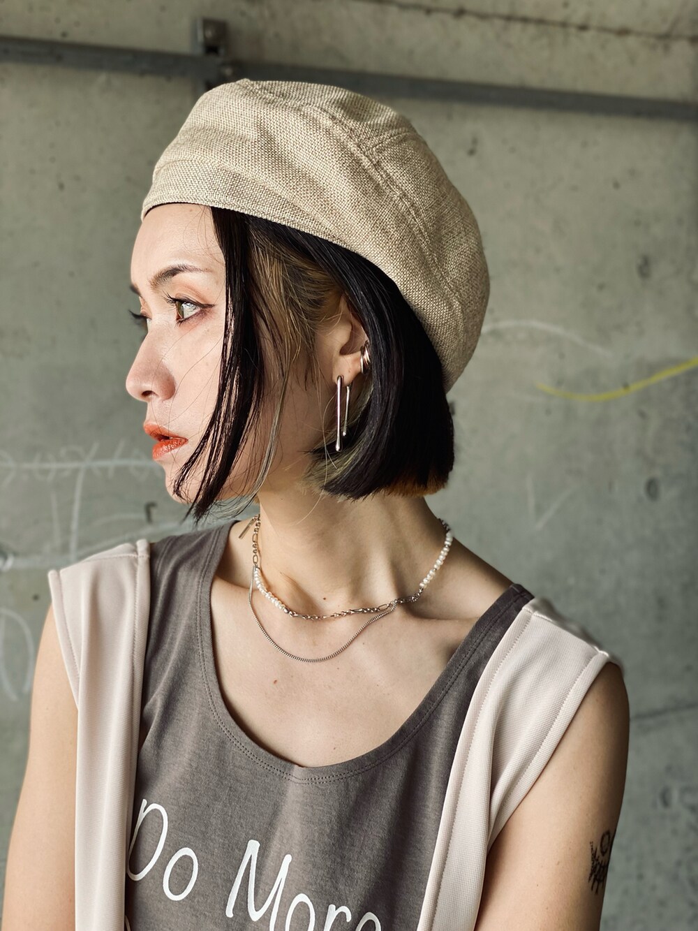 ホワイト系のタンクトップ、ホワイト系のワンピース、ブラウン系のショルダーバッグを着用したレディースの夏コーディネートの5枚目の写真