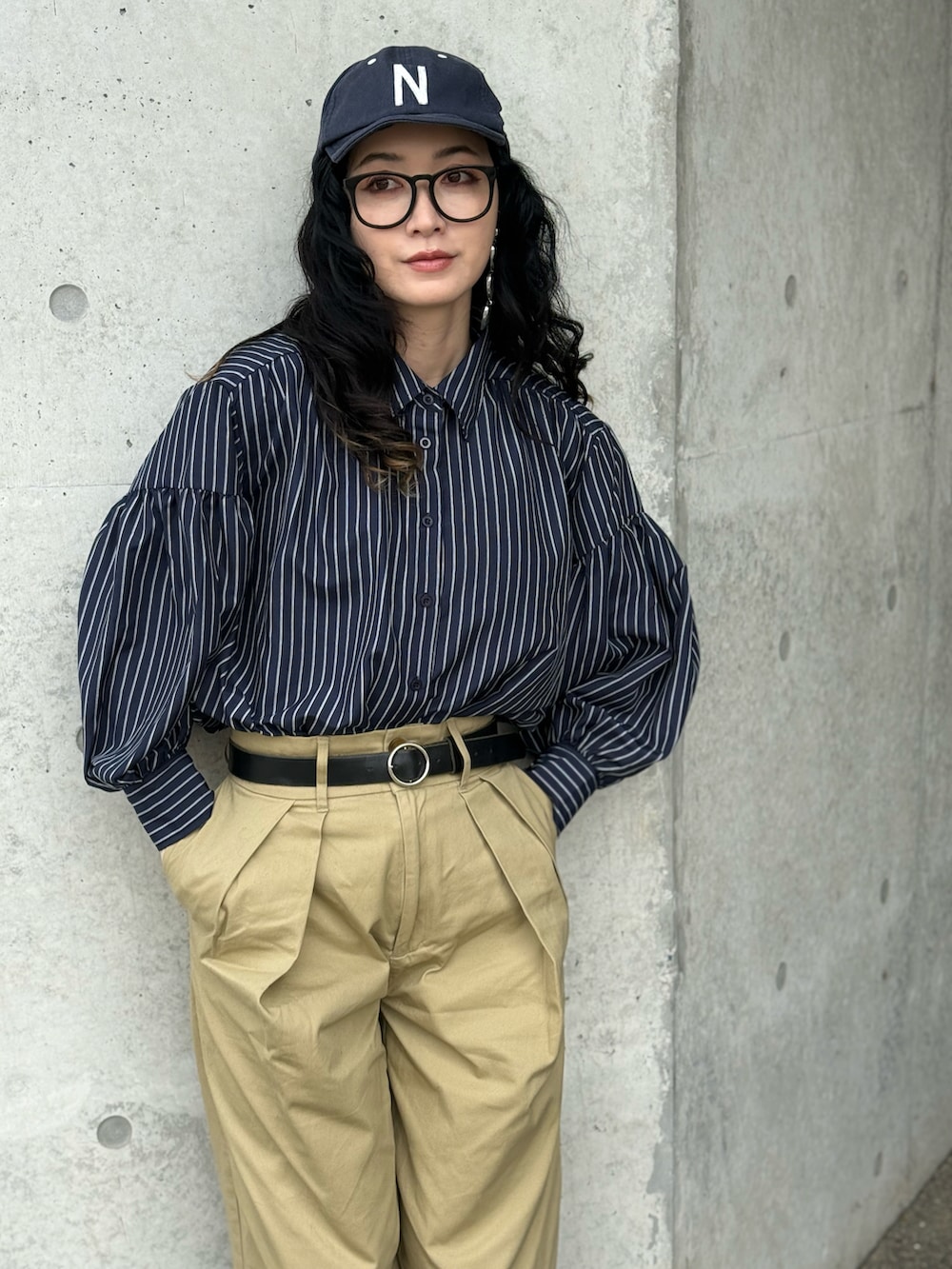 ブラック系のベスト、ブルー系のシャツ/ブラウス、ブラック系のローファーを着用したレディースの春コーディネートの2枚目の写真