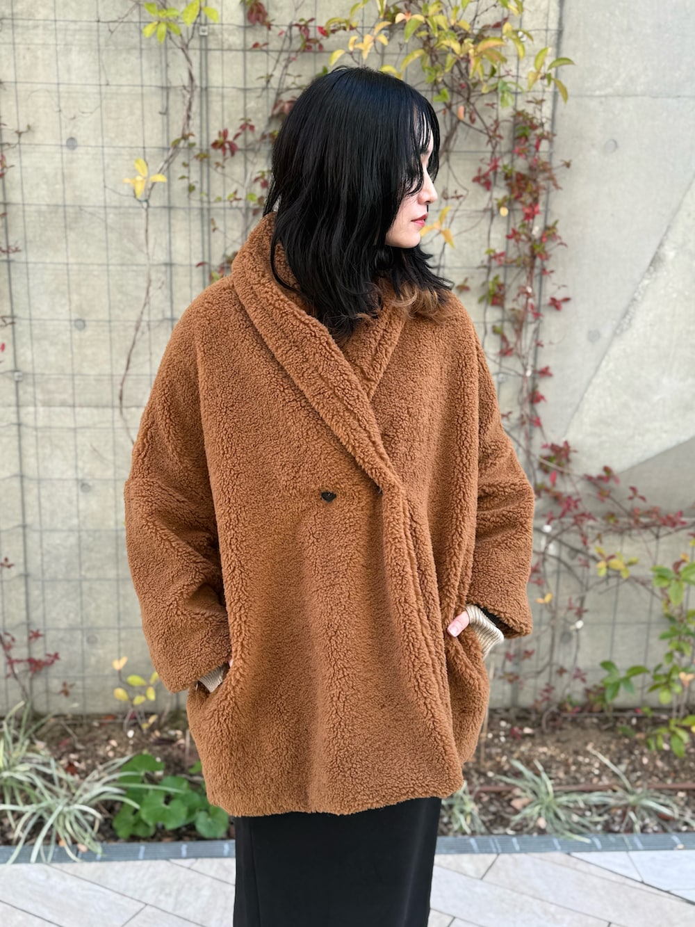 イエロー系のダウンジャケット/コートを着用したレディースの冬コーディネートの2枚目の写真