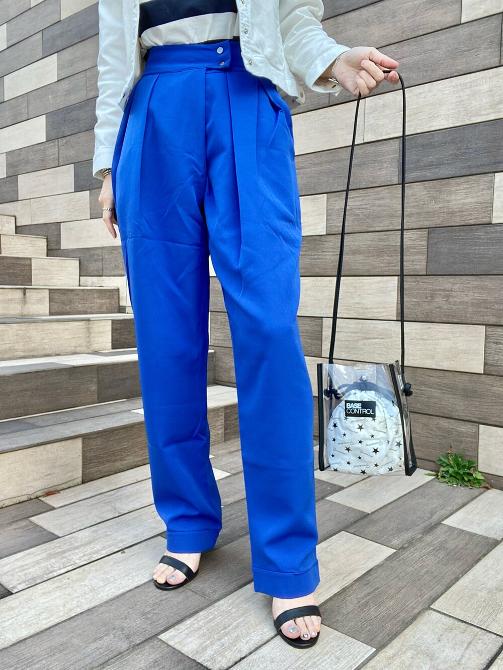 ホワイト系のデニムジャケット、ブルー系のその他トップス、ブルー系のスラックスを着用したレディースの春コーディネートの3枚目の写真