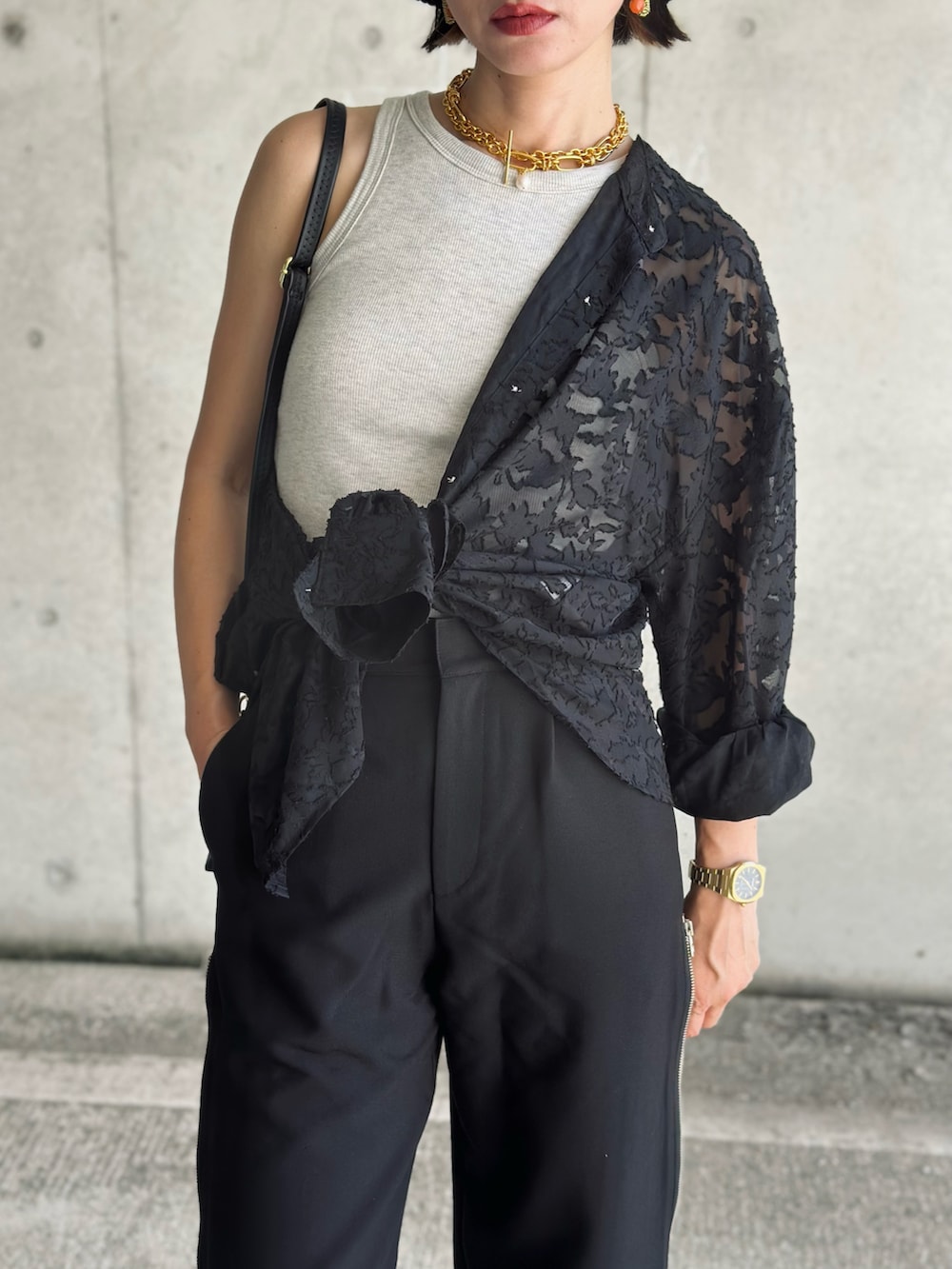 ブラック系のシャツ/ブラウス、ブラック系のその他パンツ、ブラック系のショルダーバッグを着用したレディースの夏コーディネートの4枚目の写真