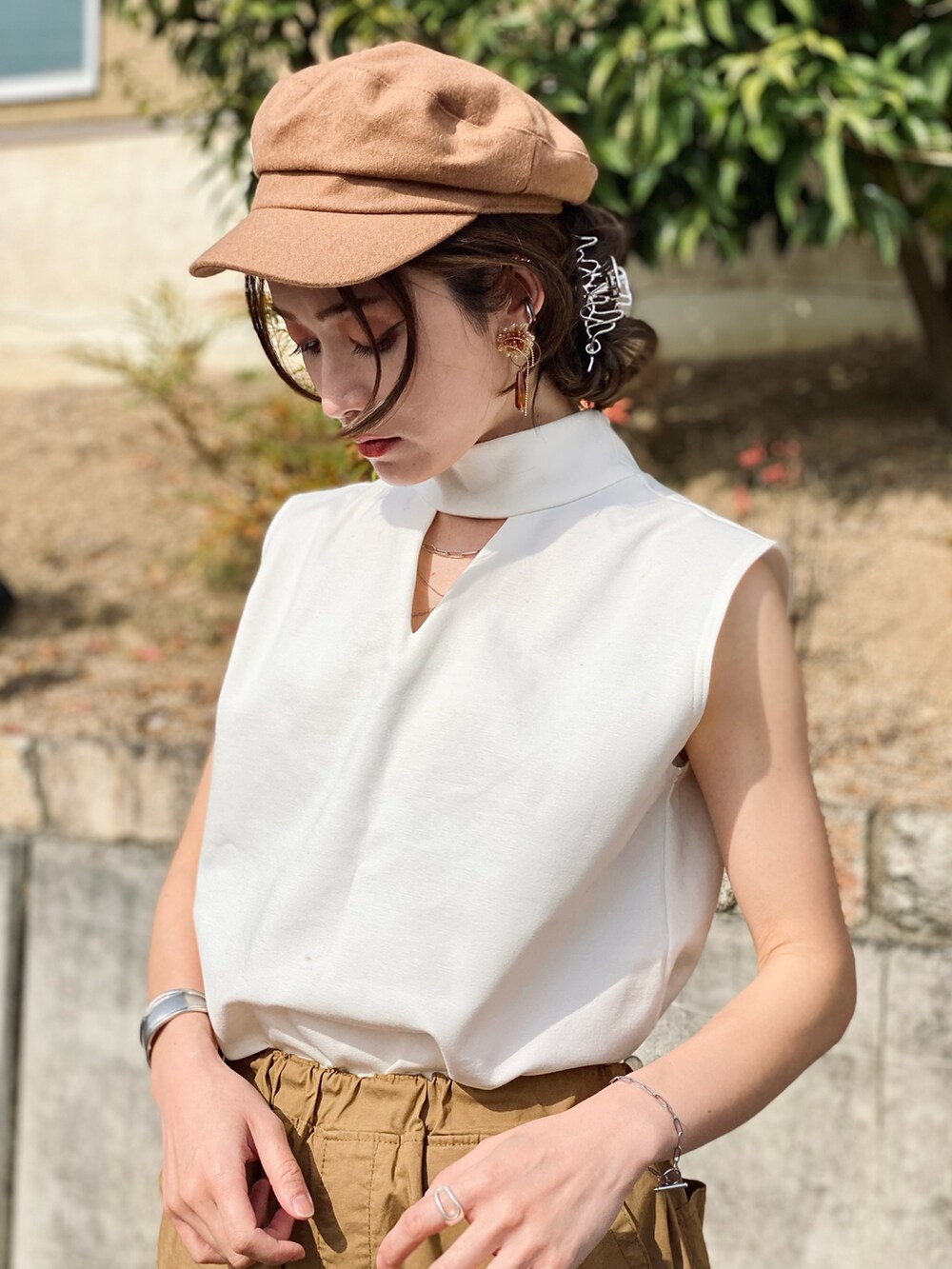 ブラック系のTシャツ/カットソー、ベージュ系のその他パンツ、ベージュ系のトレンチコートを着用したレディースの春コーディネートの2枚目の写真