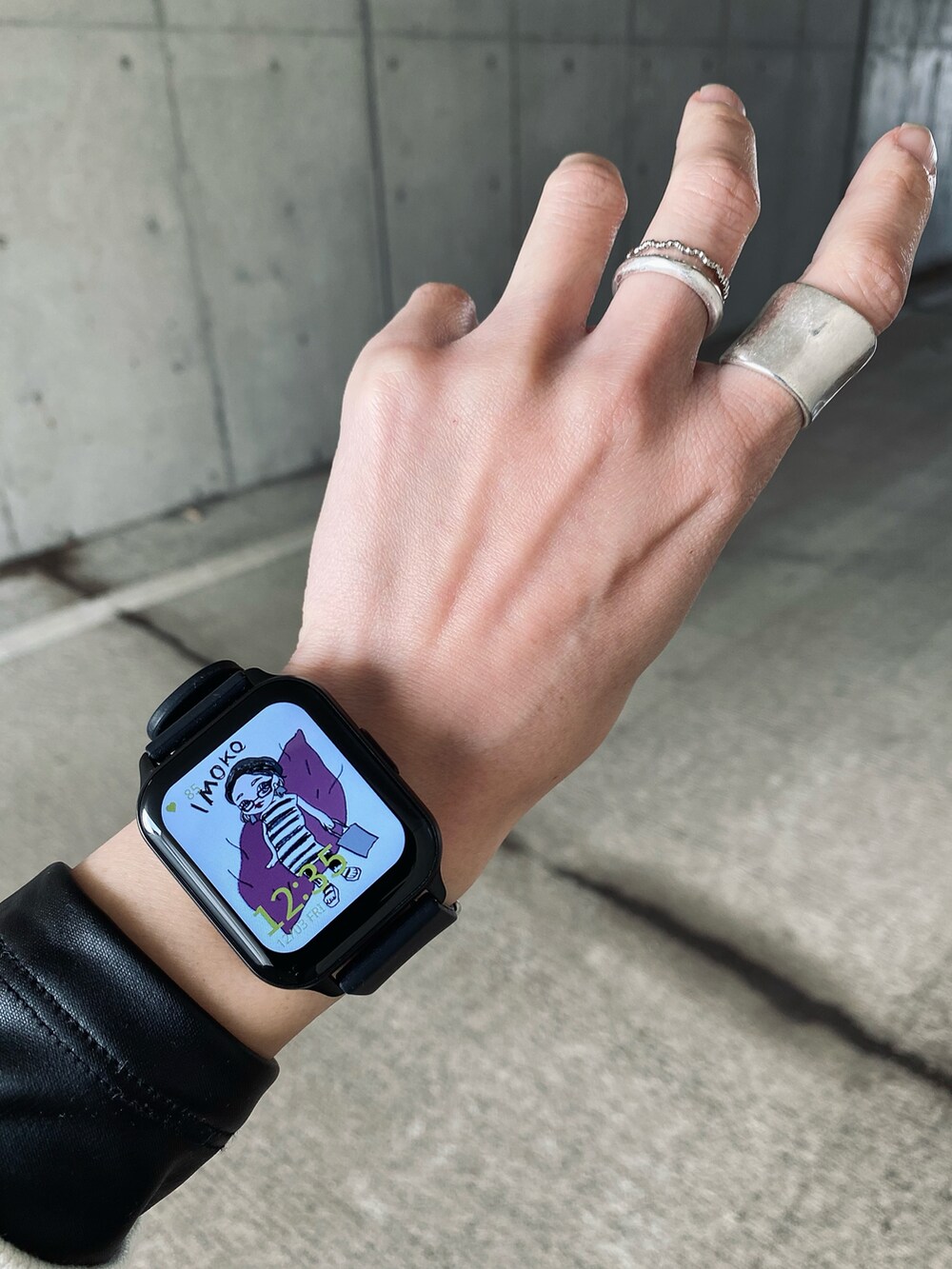 「スウェット、ジャケット、ブーツ、グリーン、ベレー帽、レイヤードスタイル、タートルネック、ハーフパンツ、サイドゴアブーツ、レザーパンツ、レザーバッグ、ブーツスタイル、高身長女子、ボリューム袖、マイベストコーデ2021」｜「U.S. POLO ASSN.のU.S. POLO ASSN./ユーエスポロアッスン 別注胸刺繍 スウェット（スウェット、ホワイト系）」を使った、IMOKOさん（レディース・170cm）の冬コーディネートの4枚目の写真